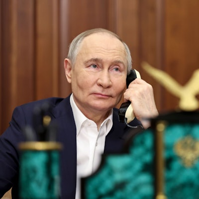 HANDOUT - 07.01.2025, Russland, Moskau: Der russische Präsident Wladimir Putin telefoniert im Kreml mit Arina Porkhal, einem 15-jährigen Mädchen aus Donezk in der russisch kontrollierten Region Donezk, im Rahmen der landesweiten Wohltätigkeitskampagne „Neujahrsbaum der Wünsche“. Foto: Alexander Kazakov/Sputnik, Kreml Pool Photo via AP/dpa - ACHTUNG: Nur zur redaktionellen Verwendung und nur mit vollständiger Nennung des vorstehenden Credits +++ dpa-Bildfunk +++