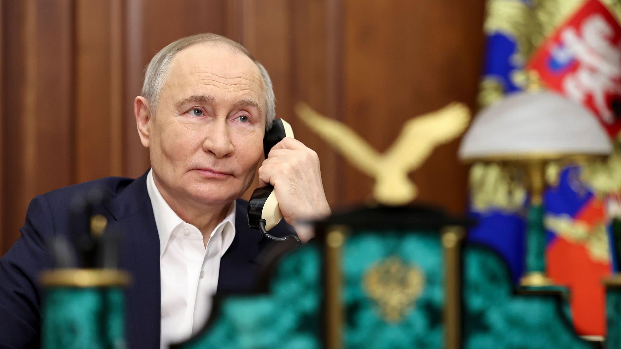 Der russische Präsident Wladimir Putin bei einem Telefonat. (Archivbild)