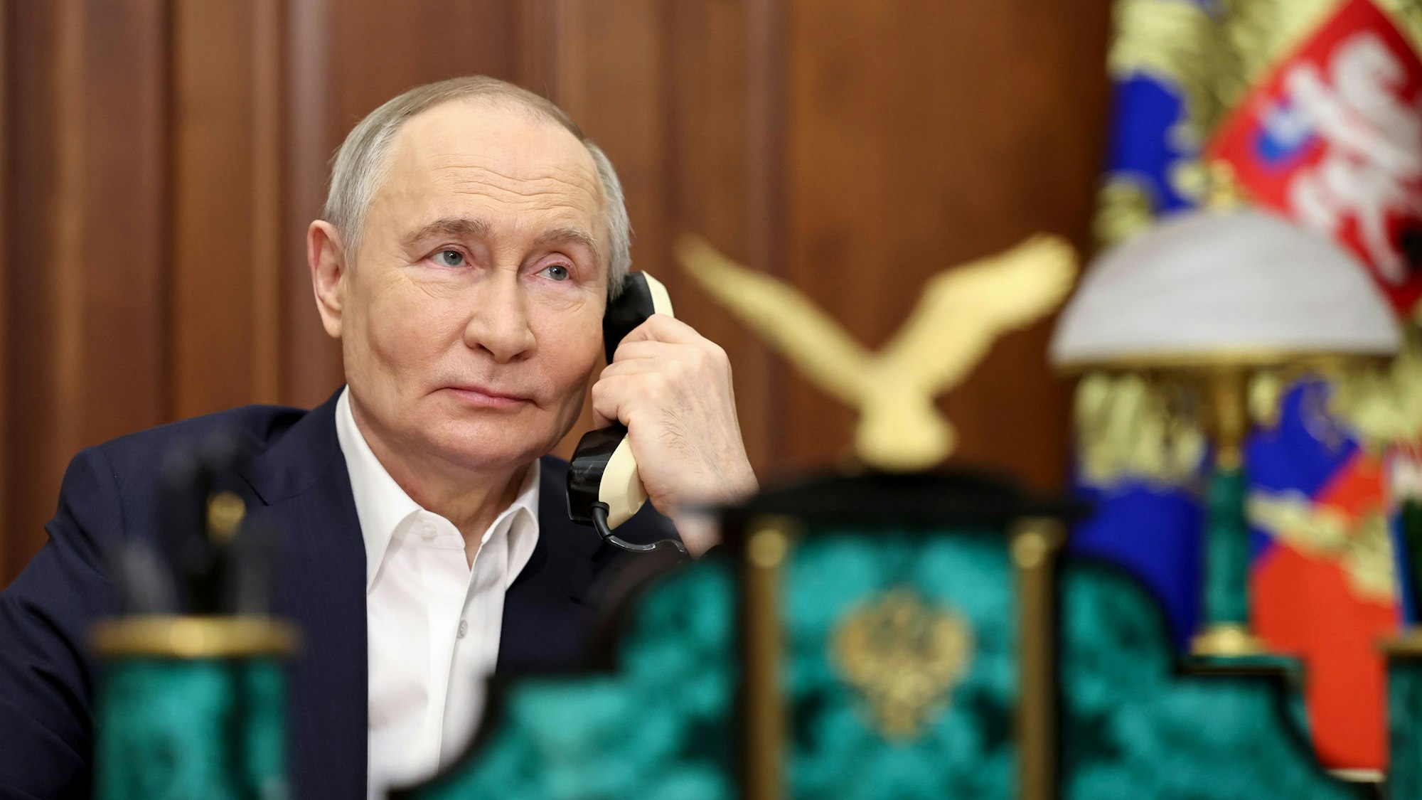 Der russische Präsident Wladimir Putin bei einem Telefonat. (Archivbild)
