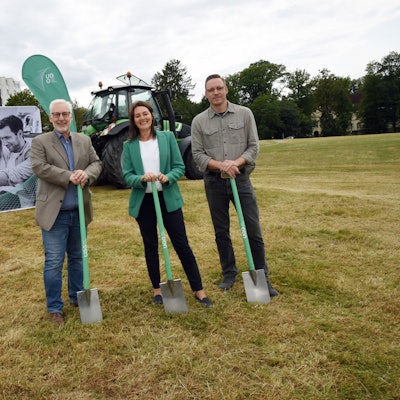 Mit einem symbolischen Spatenstich im Juni 2023 hat „Unsere Grüne Glasfaser“ den Ausbau des Breitbandinternets in Waldbröl gestartet. Auf dem Gelände des Kreiskrankenhauses machten sich Jörg Ellerbrok (UGG, von links), Bürgermeisterin Larissa Weber und Jan Kiefer (Leiter der Bauverwaltung) an die Arbeit.
