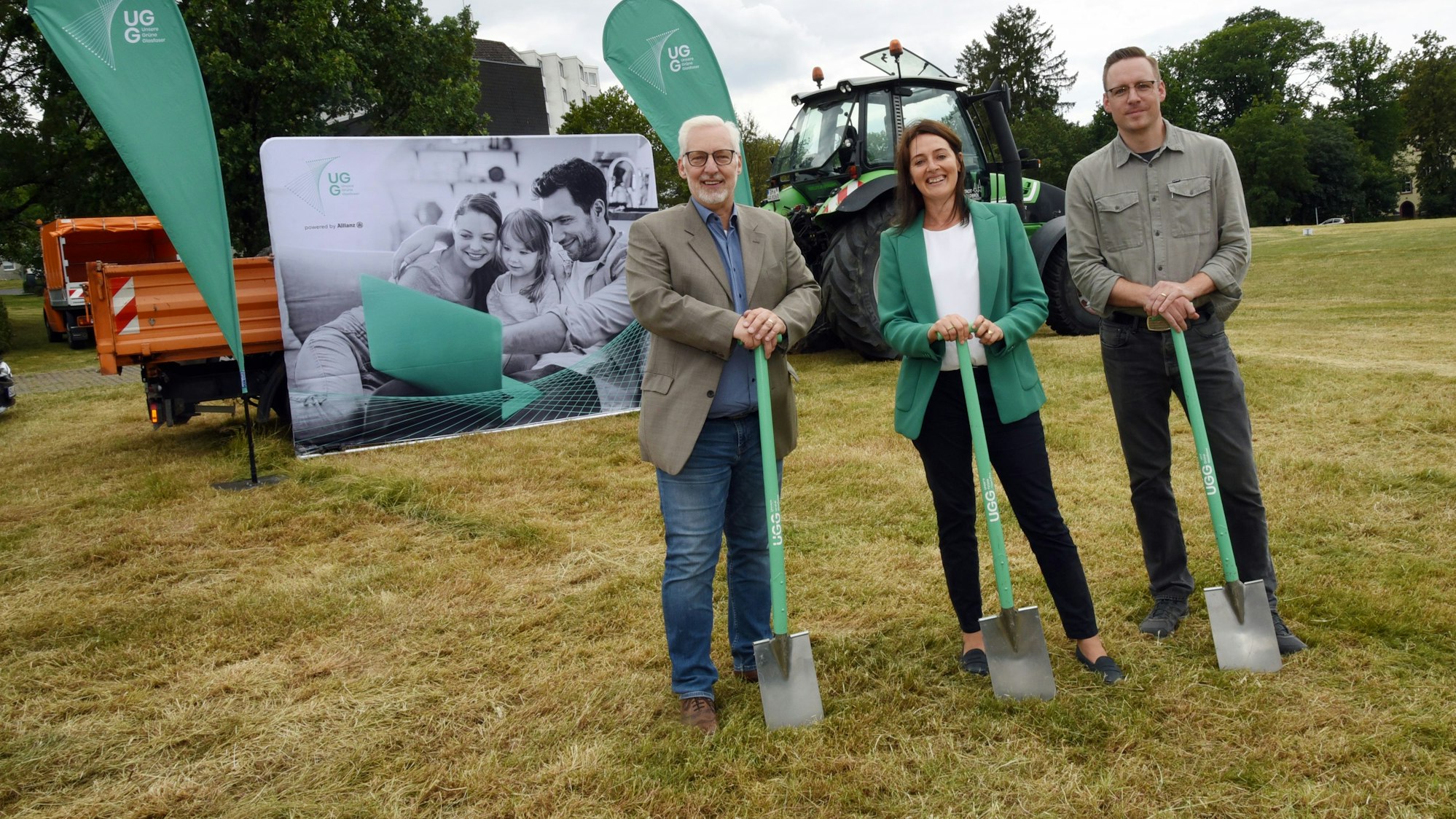 Mit einem symbolischen Spatenstich im Juni 2023 hat „Unsere Grüne Glasfaser“ den Ausbau des Breitbandinternets in Waldbröl gestartet. Auf dem Gelände des Kreiskrankenhauses machten sich Jörg Ellerbrok (UGG, von links), Bürgermeisterin Larissa Weber und Jan Kiefer (Leiter der Bauverwaltung) an die Arbeit.
