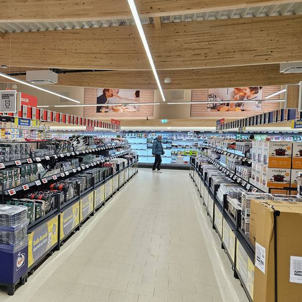 Zu sehen sind die gefüllten Regale der neuen Bedburger Lidl-Filiale.