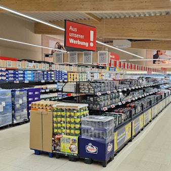 Zu sehen sind die gefüllten Regale der neuen Bedburger Lidl-Filiale.