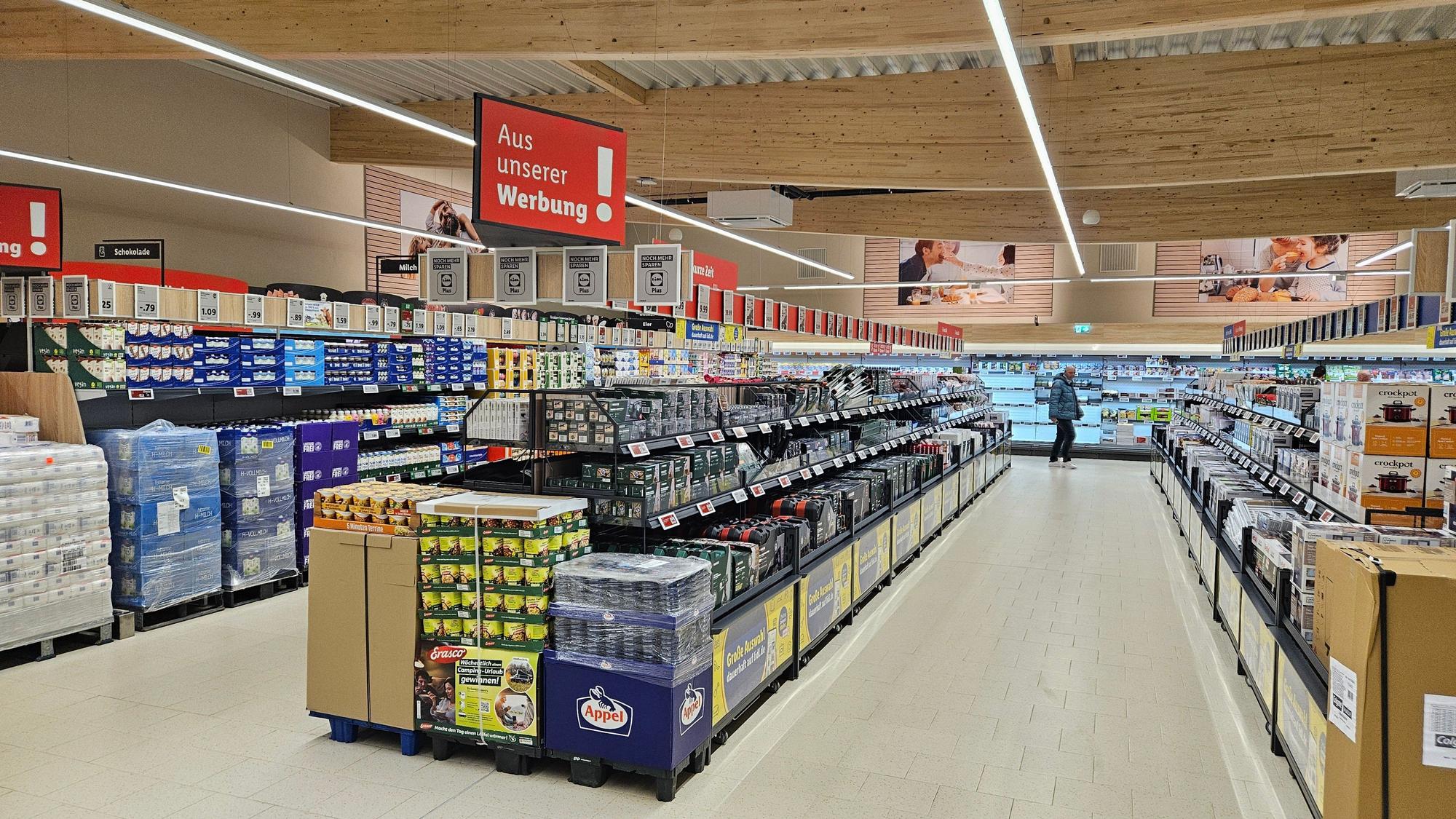 Zu sehen sind die gefüllten Regale der neuen Bedburger Lidl-Filiale.