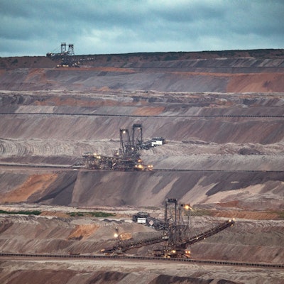 Das Foto zeigt Bagger im Tagebau Hambach.