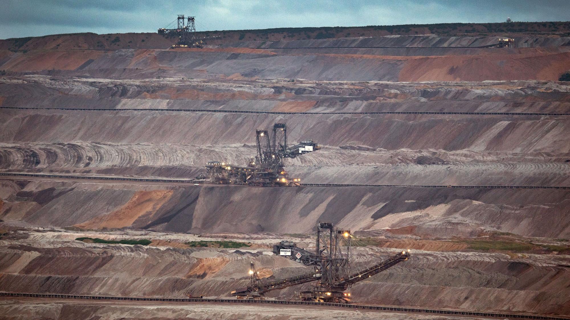 Das Foto zeigt Bagger im Tagebau Hambach.