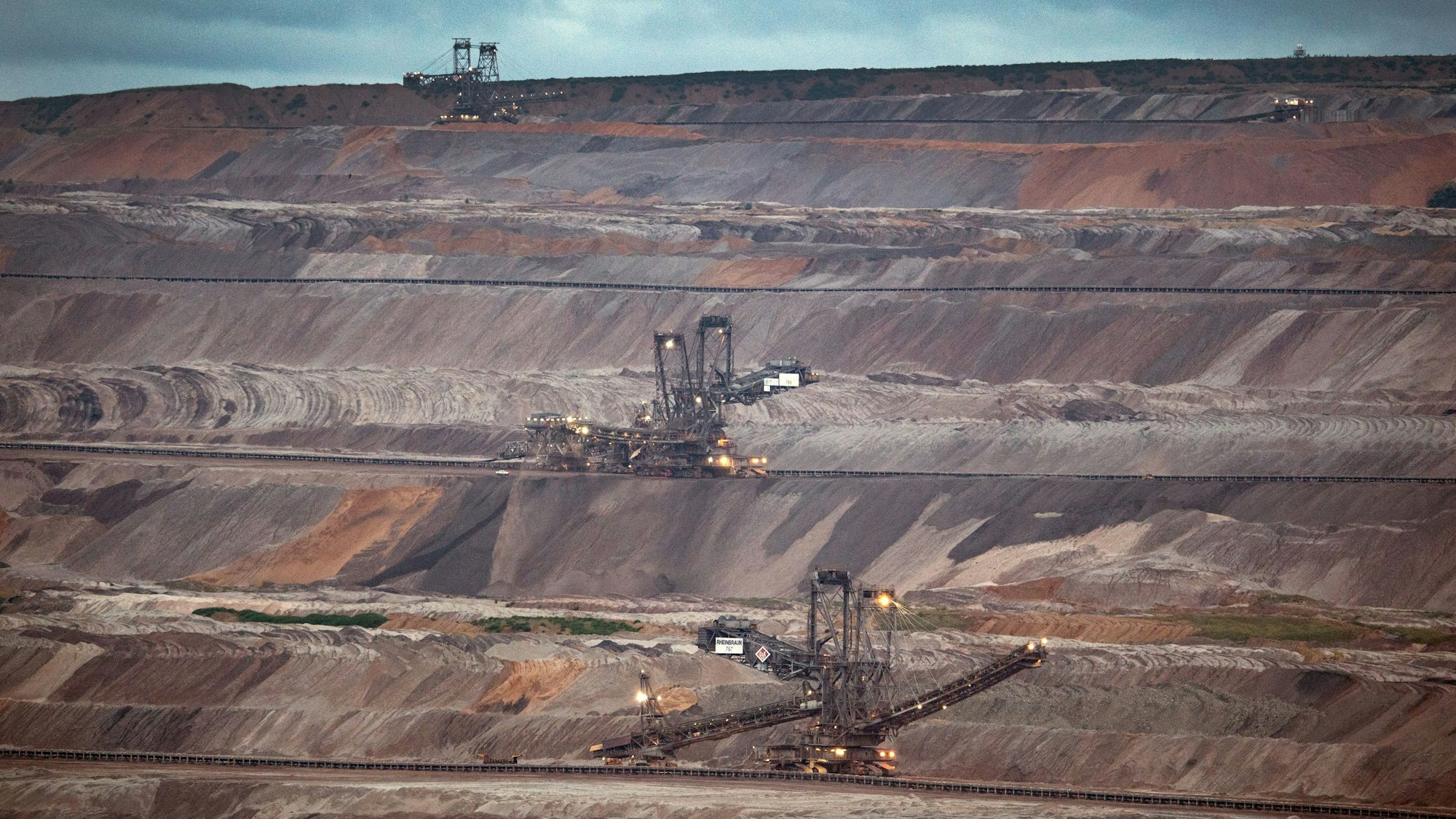 Das Foto zeigt Bagger im Tagebau Hambach.