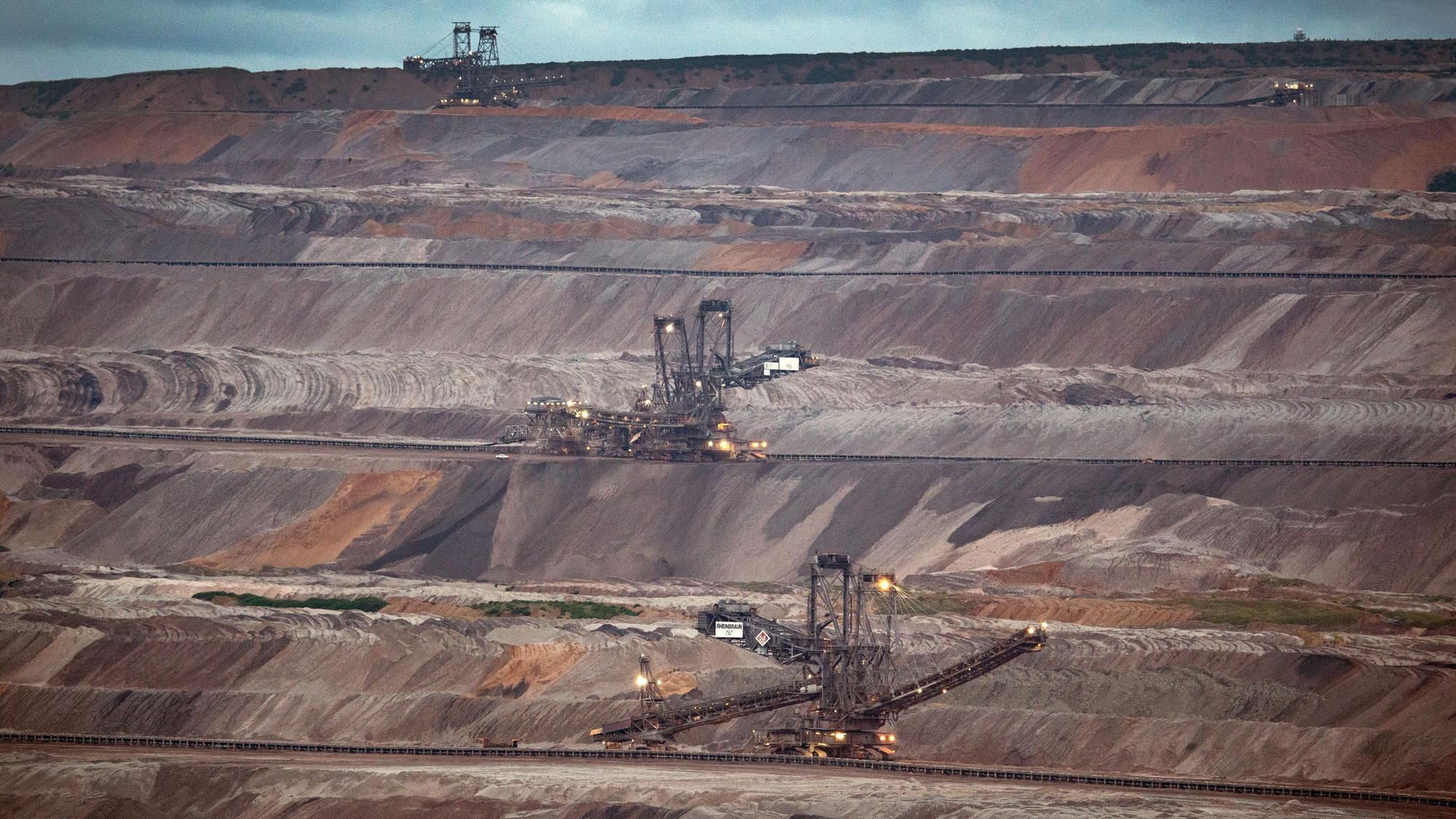 Wolken ziehen über Bagger im Braunkohletagebau Hambach.