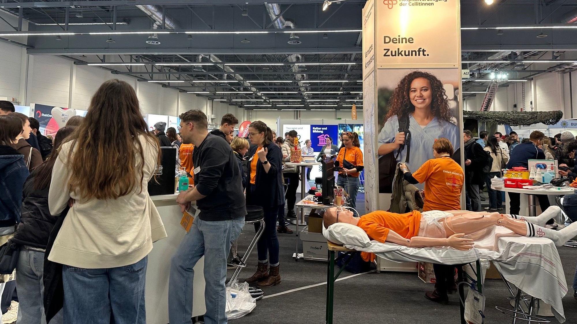 Durch persönliche Beratungen bekommen die Messe-Gäste Einblicke in verschiedenen Berufswelten.