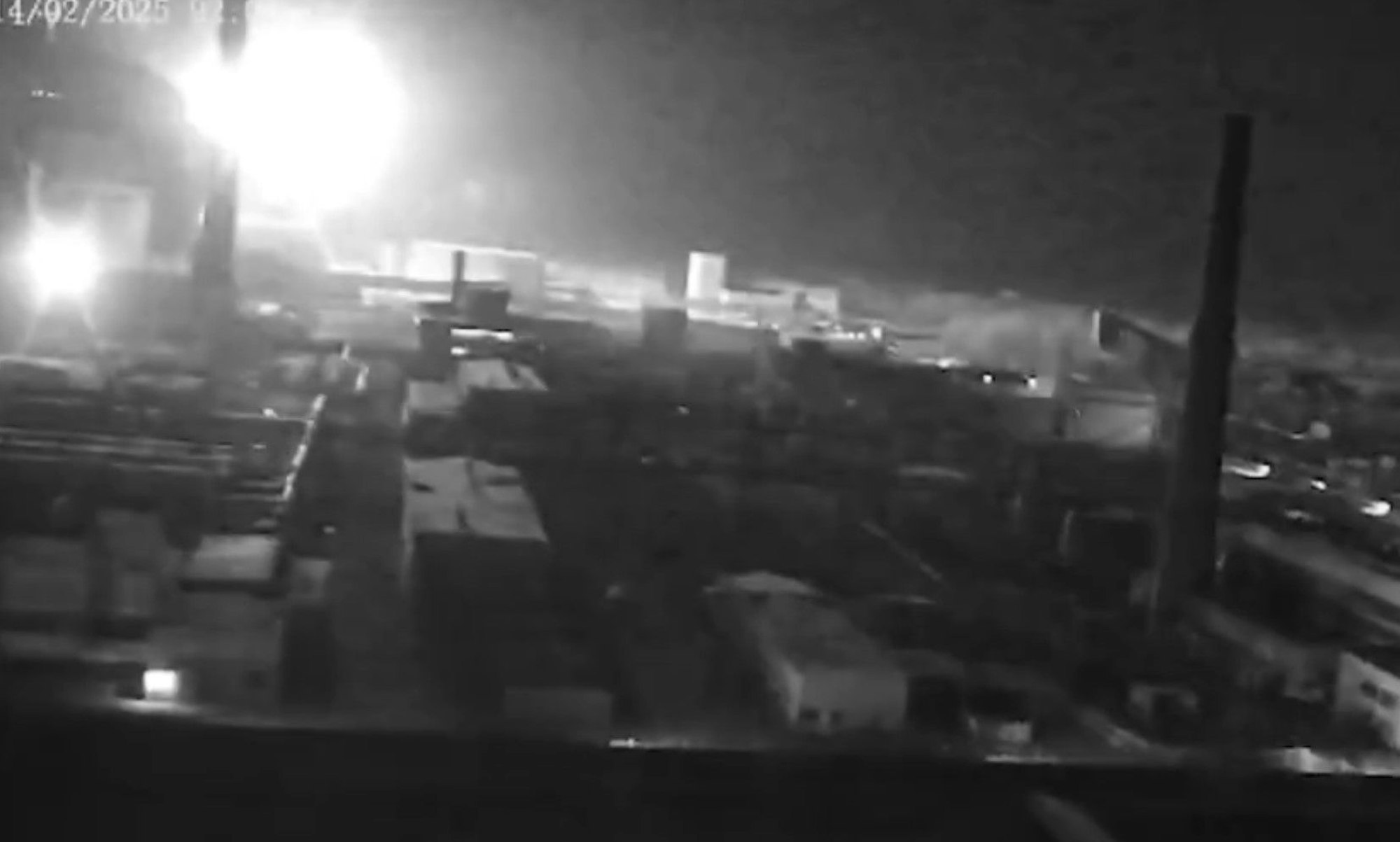 Ein Screenshot aus einem Video, das vom ukrainischen Präsidenten Wolodymyr Selenskyj veröffentlicht wurde, soll den Angriff auf die Schutzhülle in Tschernobyl zeigen.