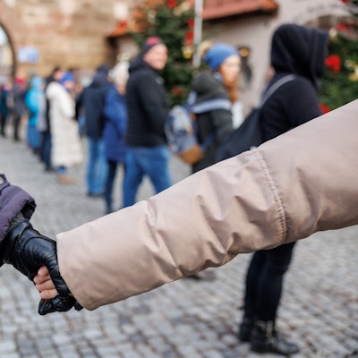 Menschenkette: Aktion in Nürnberg zum 75. Jahrestag der Verkündung der Allgemeinen Erklärung der Menschenrechte 2023.