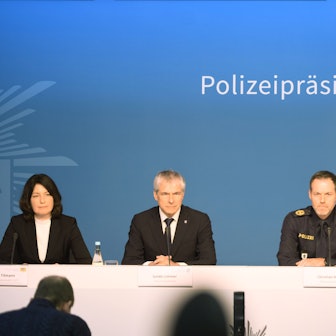 Gabriele Tilmann (v.l.), Leitende Oberstaatsanwältin der Bayerischen Zentralstelle zur Bekämpfung von Extremismus und Terrorismus ZET, Guido Limmer, Polizeivizepräsident, Christian Huber, Polizeivizepräsident PP München, und Thomas Schelshorn, Pressesprecher PP München, geben eine Pressekonferenz.
