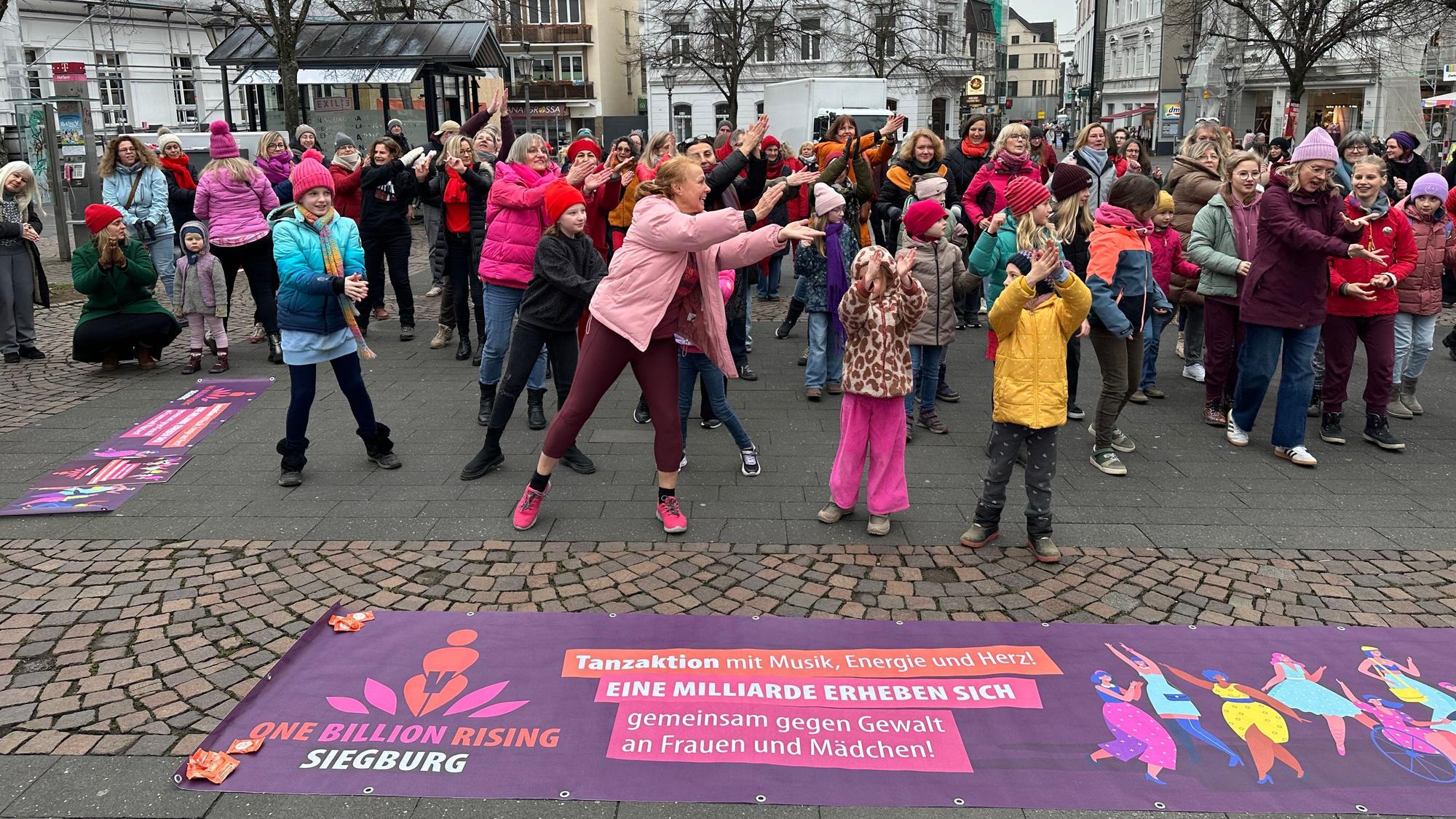 Tanz gegen Gewalt gegen Frauen am Valentistag, 14. Februar 2025, auf dem Marktplatz in Siegburg