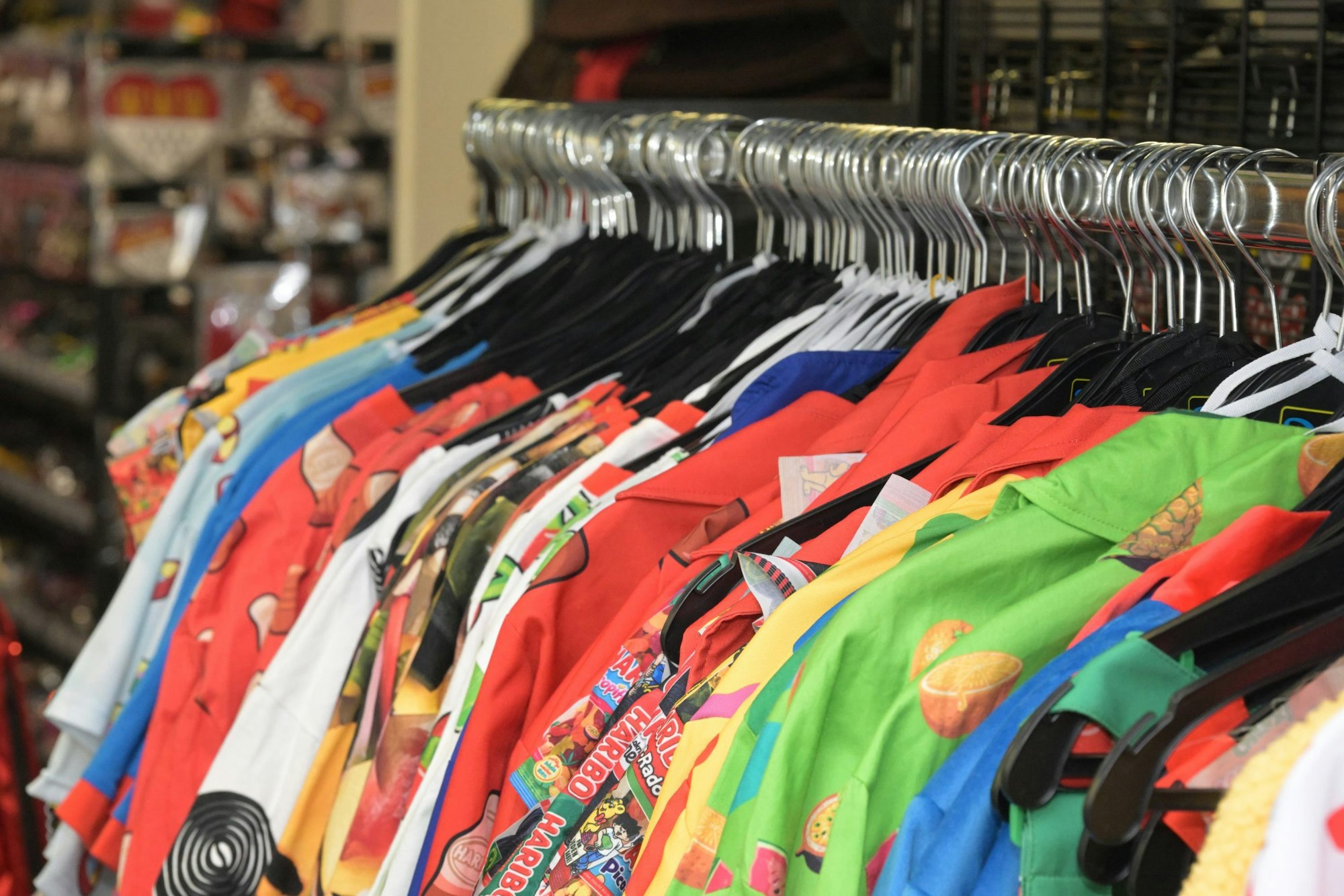 Das Foto zeigt T-Shirts.