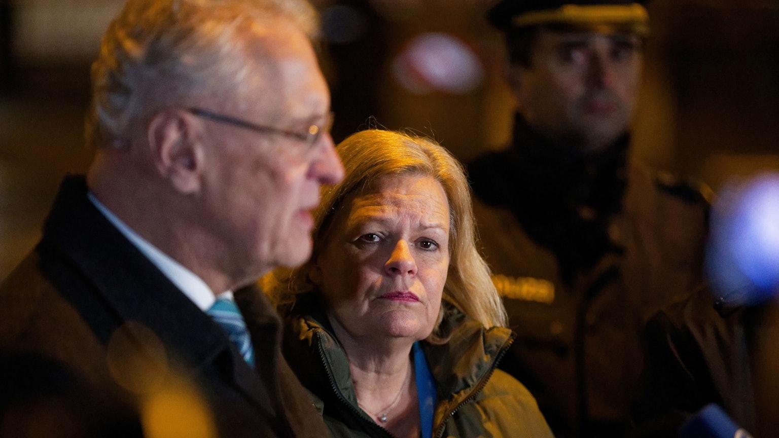 München: Nancy Faeser (SPD, M), Bundesinnenministerin, und Joachim Herrmann (CSU, l), Innenminister von Bayern, geben nach dem mutmaßlichen Anschlag in der Innenstadt ein Statement.