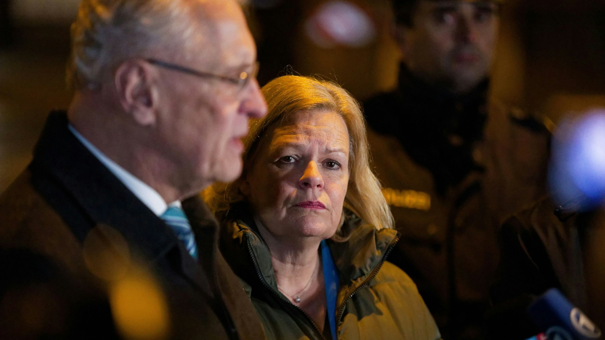 München: Nancy Faeser (SPD, M), Bundesinnenministerin, und Joachim Herrmann (CSU, l), Innenminister von Bayern, geben nach dem mutmaßlichen Anschlag in der Innenstadt ein Statement.