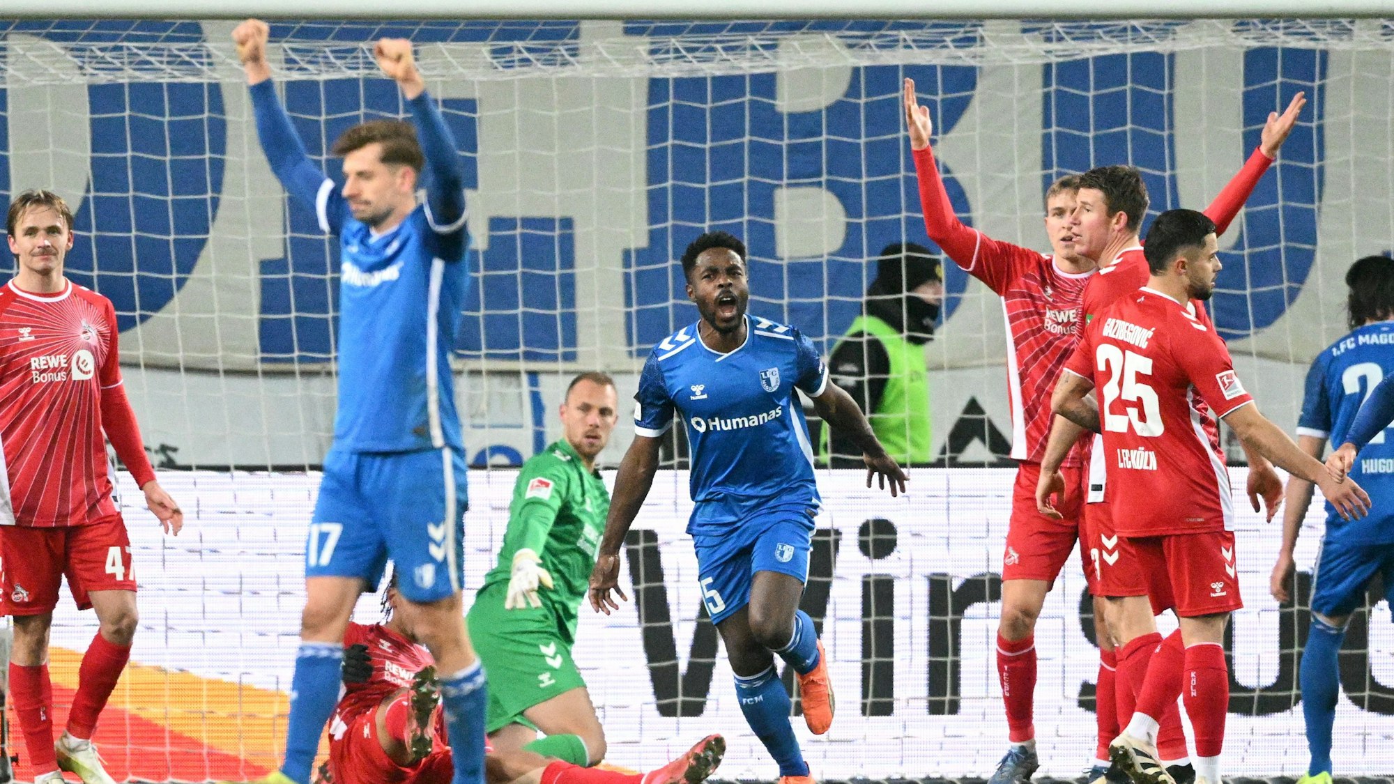 Der Anfang vom Ende: Daniel Heber (M) von Magdeburg jubelt nach seinem Tor zum 1:0.