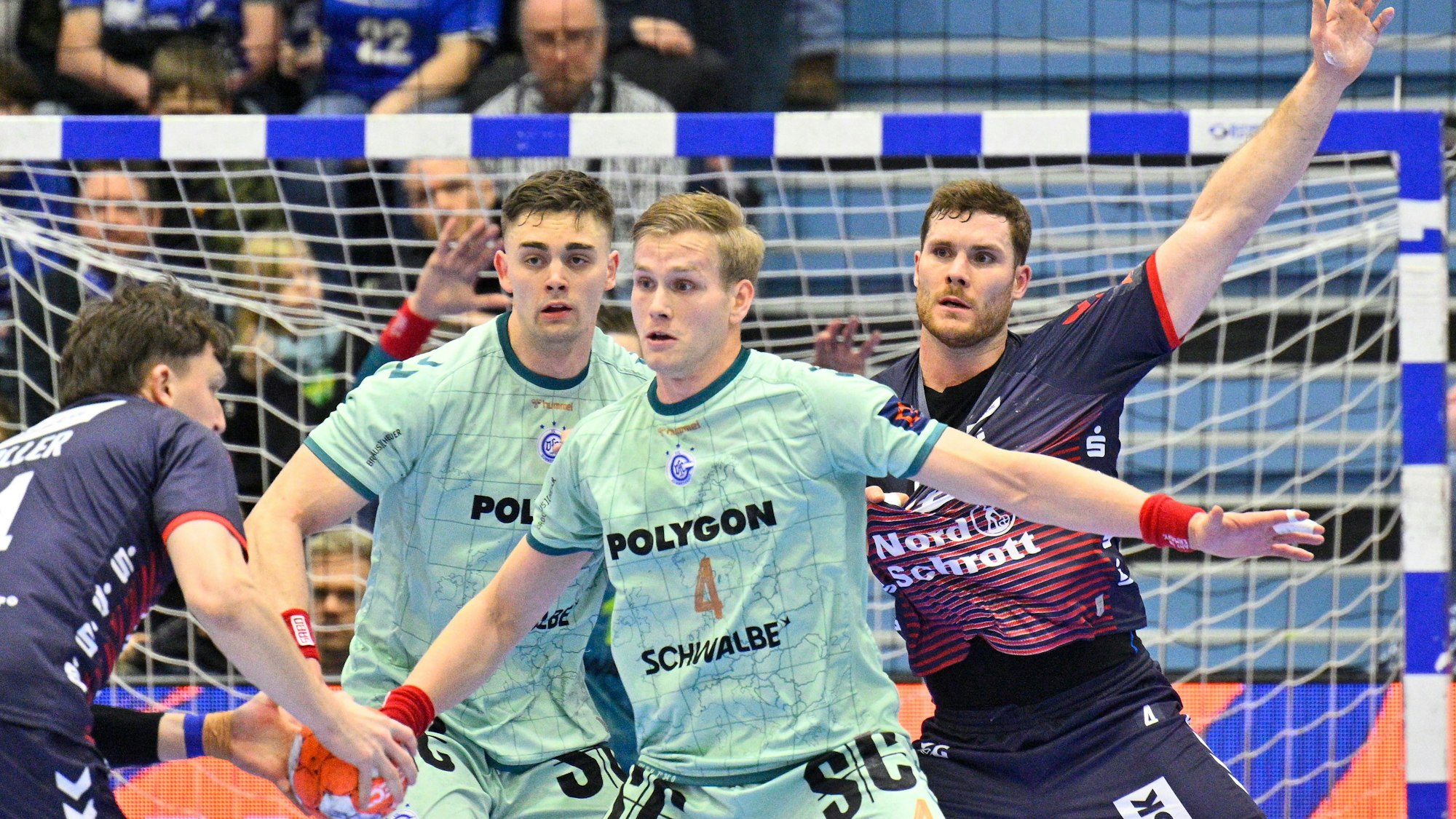 VfL-Spieler wollen das Anspiel auf den Flensburger Kreisläufer verhindern.