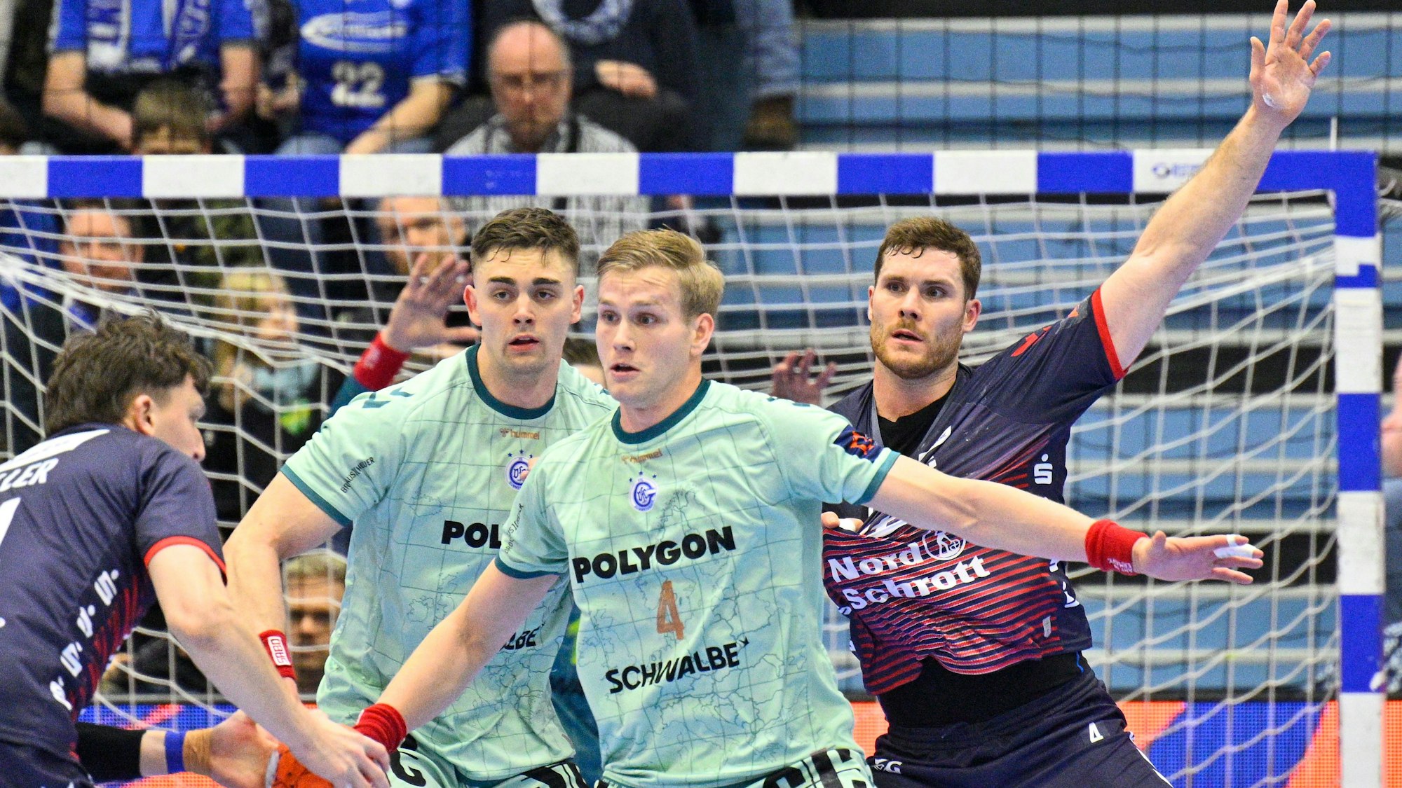 Ellidi Vidarsson tritt aus der Abwehr heraus, um das Anspiel an Johannes Golla zu verhindern, den Stepan Zeman am Kreis bewacht.