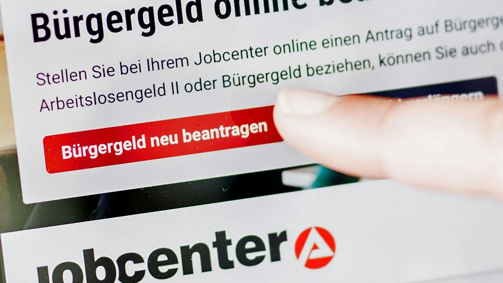 Eine Frau tippt auf einem Tablet auf einen Link zum Beantragen des Bürgergeldes im Kundenbereich im Jobcenter Berlin Mitte. (Archivbild)++