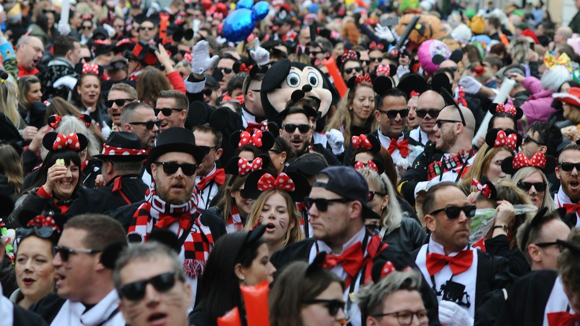 Das Bild zeigt eine Gruppe als verkleidete Micky Mäuse beim Karnevalszug in Brühl.