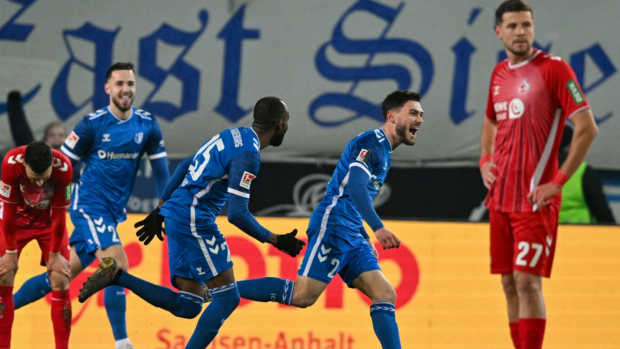 Magdeburg jubelt über das 3:0, die Kölner lassen die Köpfe hängen.