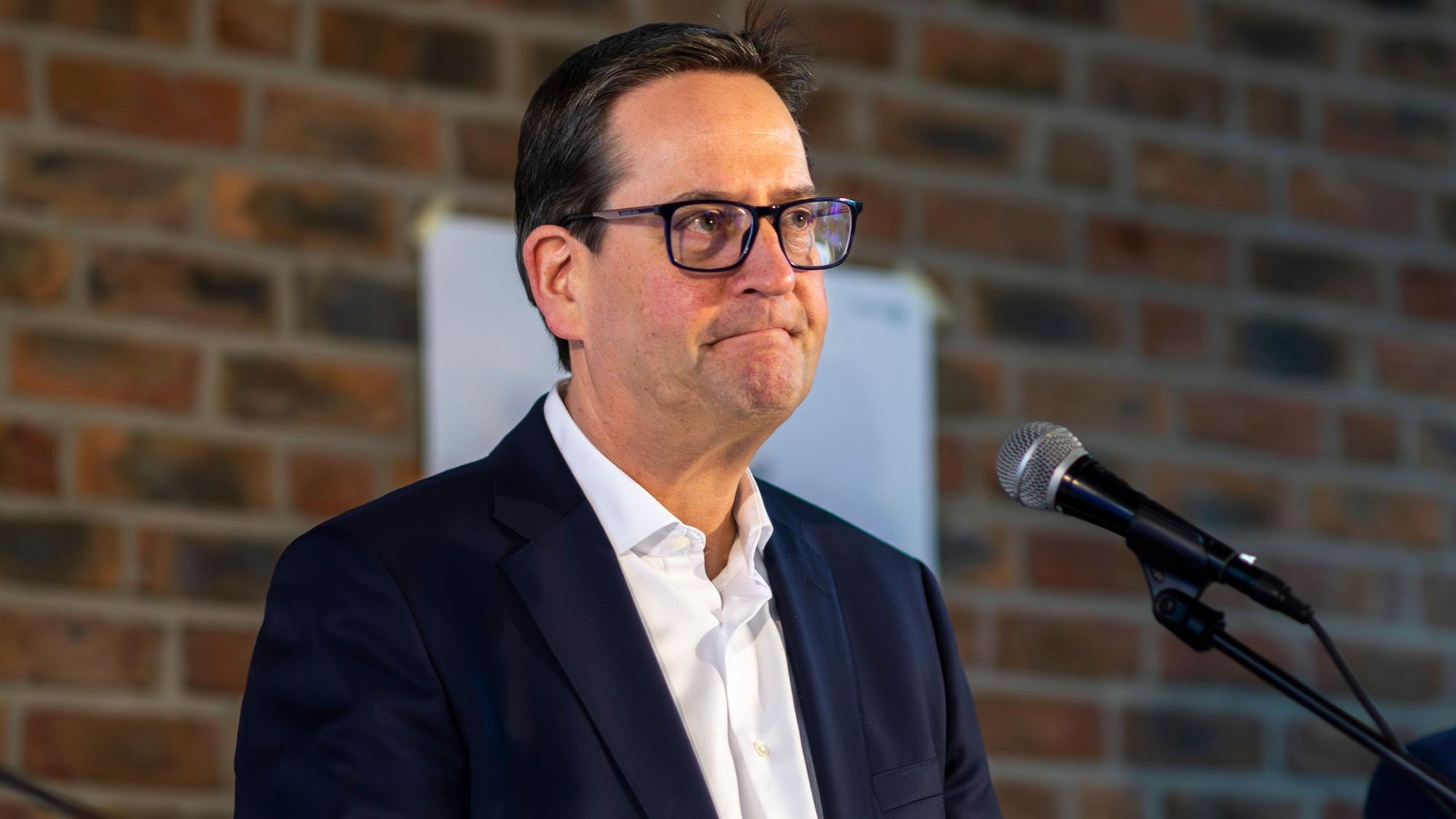 Das Bild zeigt Markus Herbrand am Rednerpult.