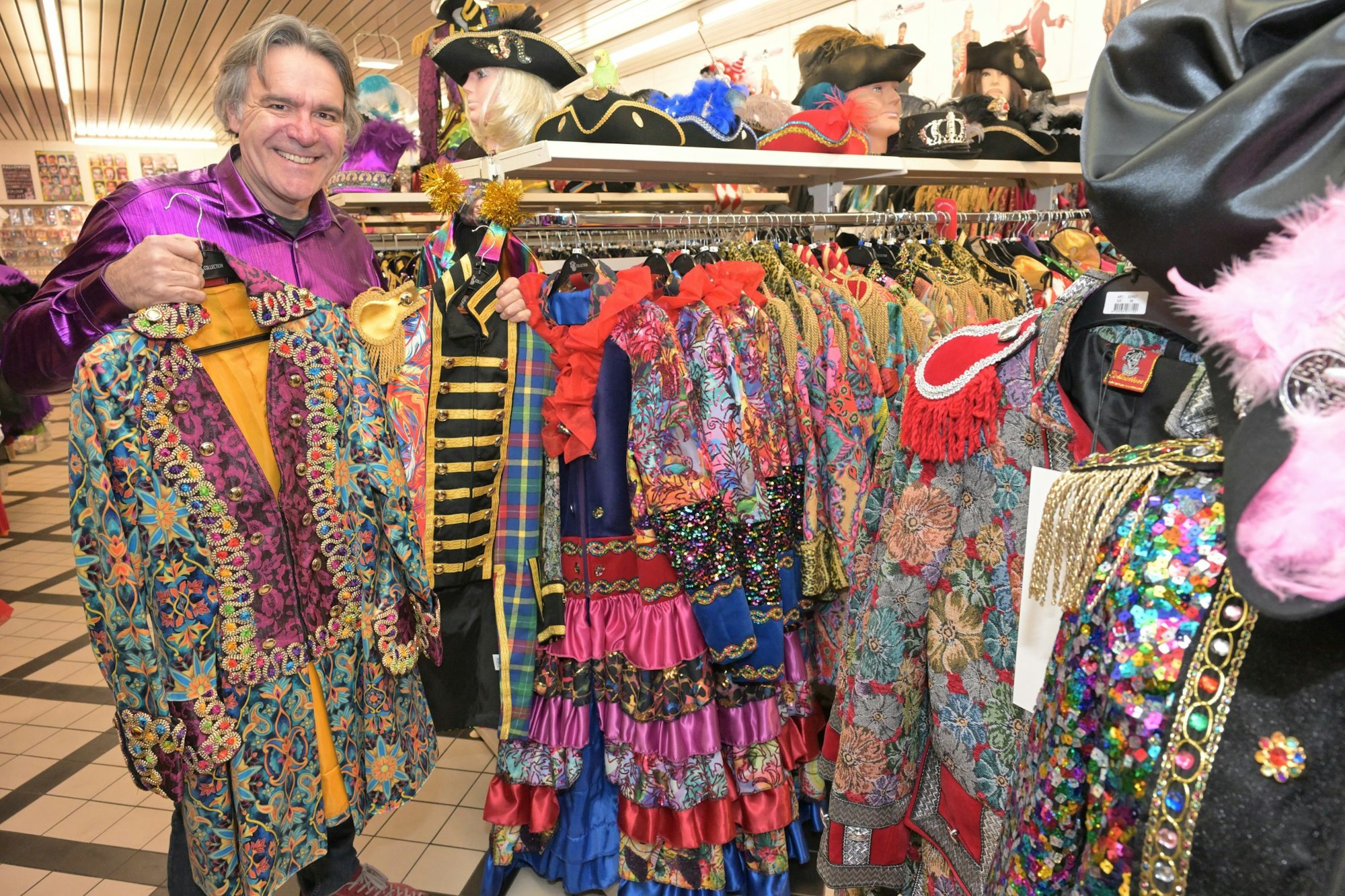 Das Foto zeigt Charlie Röttgen in seinem Kostümgeschäft