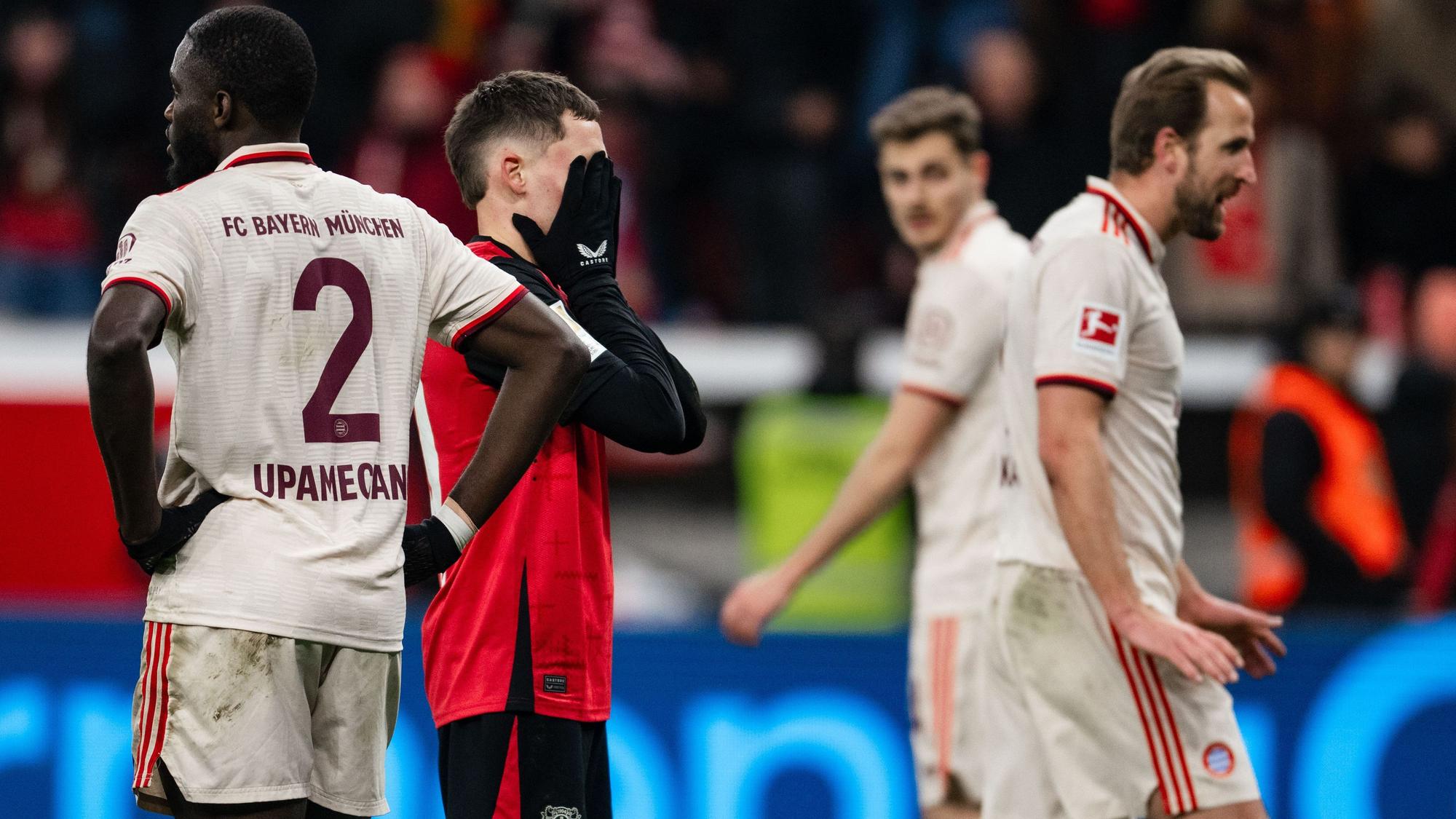 Die letzte Verzweiflung: Florian Wirtz nach seiner vergebenen Großchance in der Nachspielzeit.
