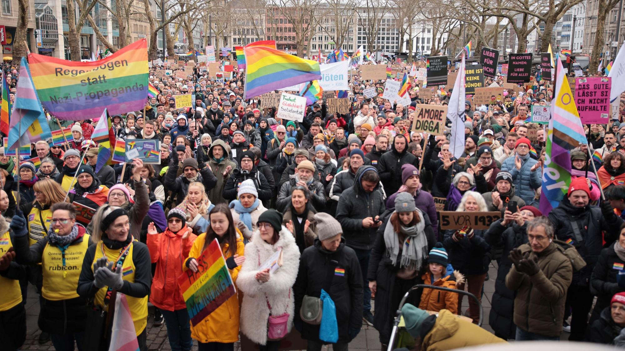 Die „Wähl Liebe“-Demonstration auf dem Kölner Neumarkt.