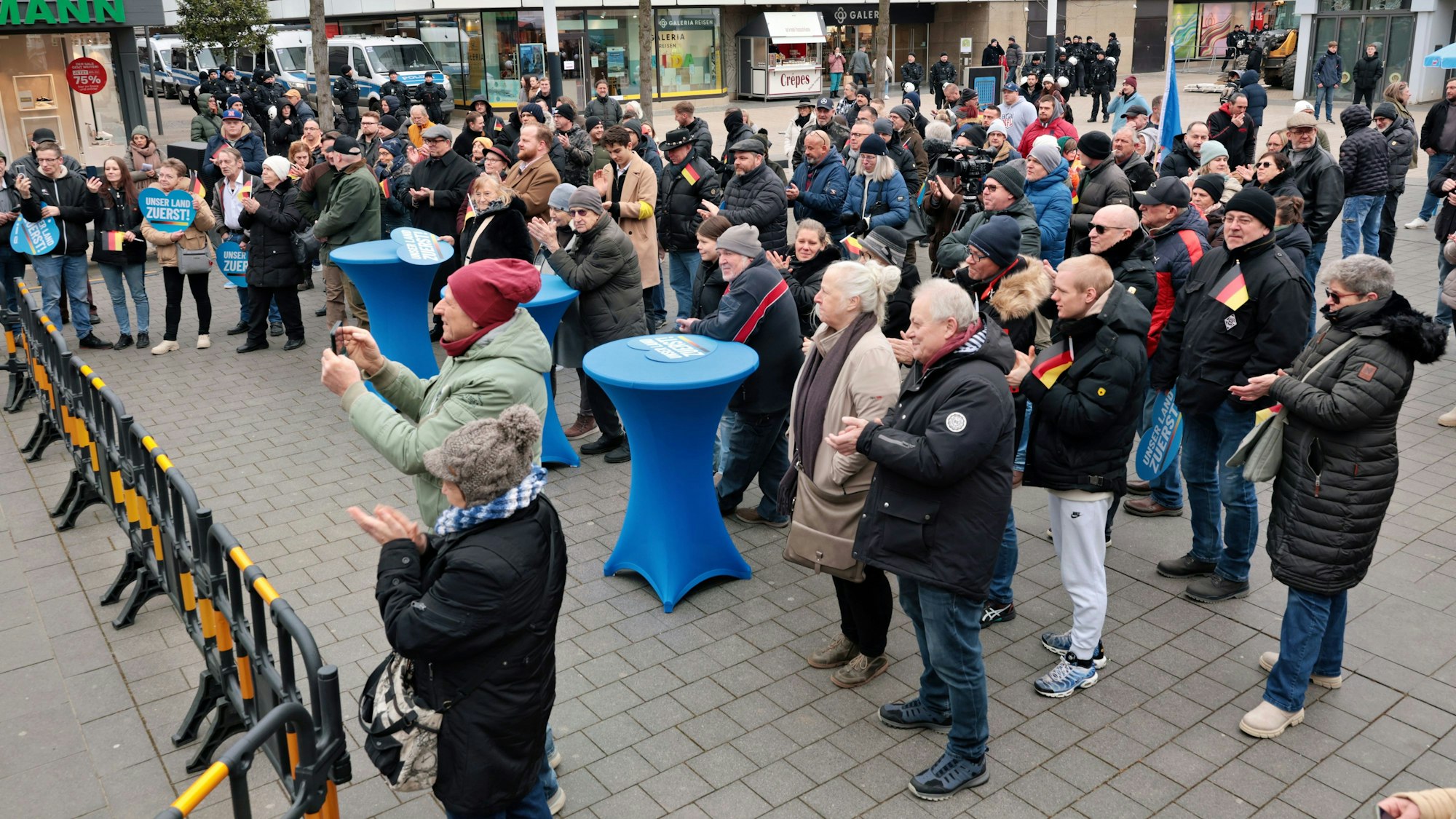 Die AfD hatte zu einer Wahlkampfveranstaltung am Gardebrunnen in Euskirchen geladen. Rund 100 Zuhörer fanden sich ein.