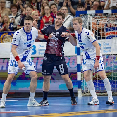 Stepan Zeman und Ellidi Vidarsson halten Kreisläufer Johannes Golla.