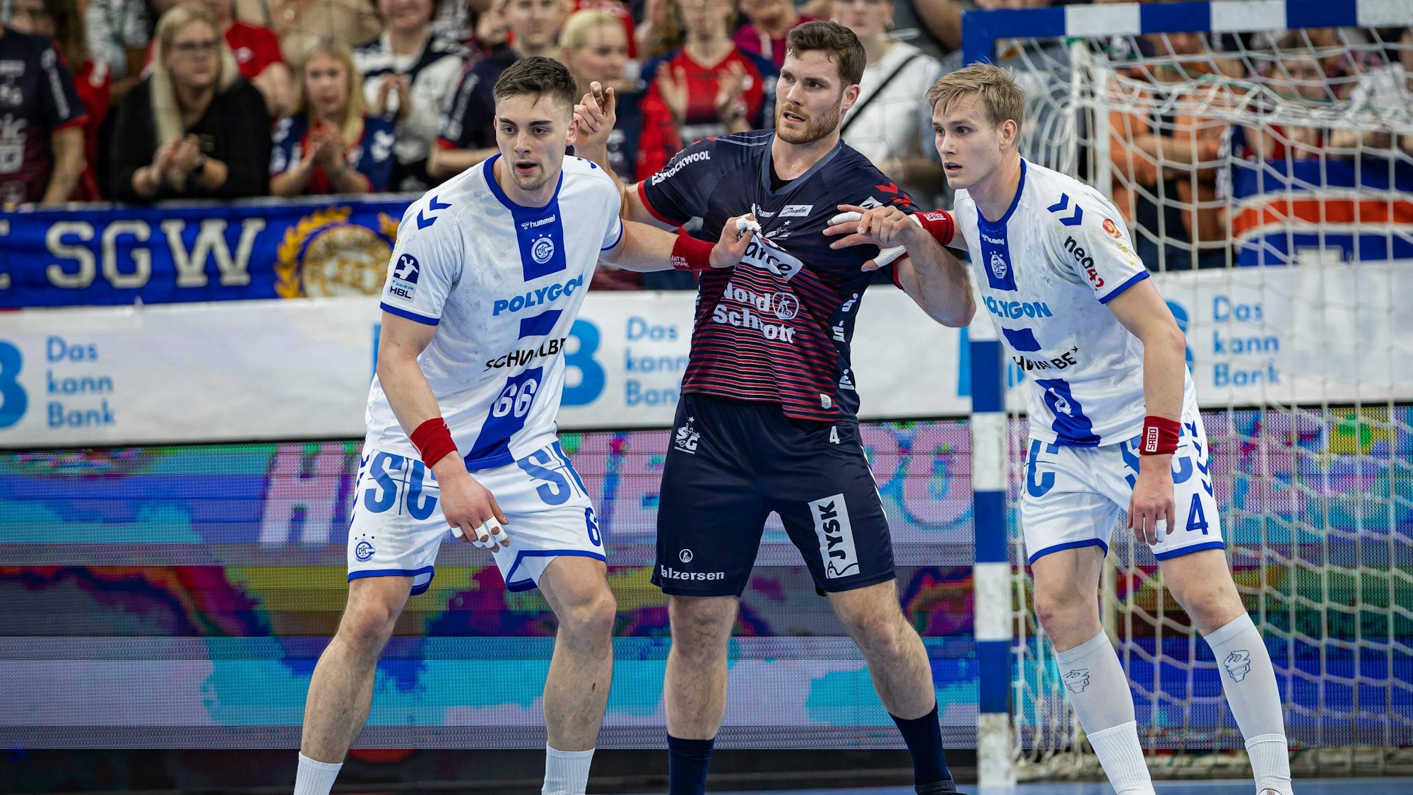 Stepan Zeman und Ellidi Vidarsson halten Kreisläufer Johannes Golla.