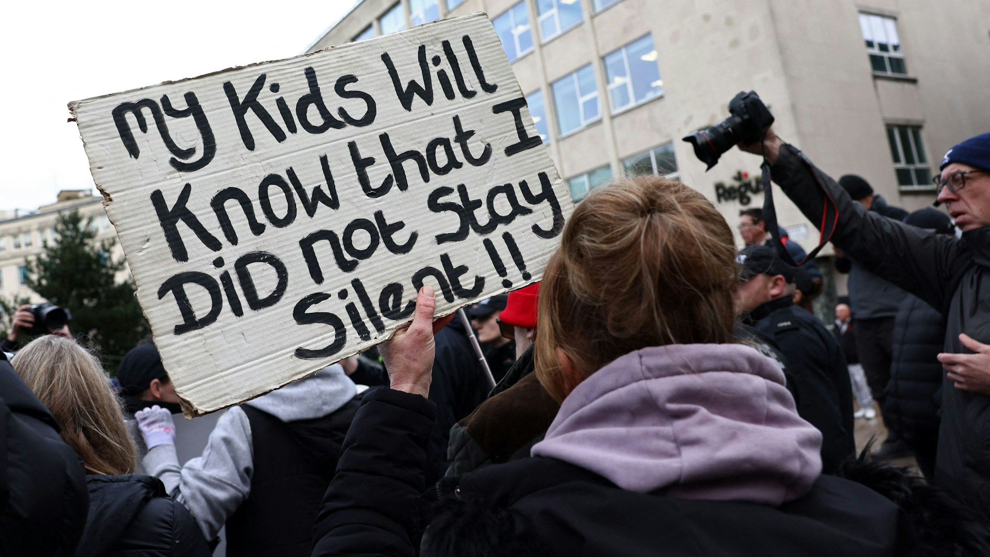 „Meine Kinder werden wissen, dass ich nicht geschwiegen habe!“, steht auf einem Plakat einer Demonstrantin, die vor dem Gerichtssaal in Liverpool vor der Urteilsverkündung von Axel Rudakubana demonstrierten. (Archivbild)