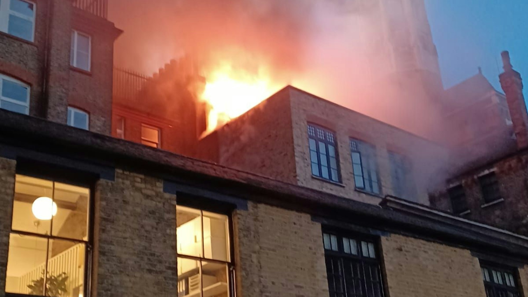 Das Foto wurde von der Londoner Feuerwehr gepostet und zeigt den Brand im Luxushotel Chiltern Firehouse im Zentrum von London.