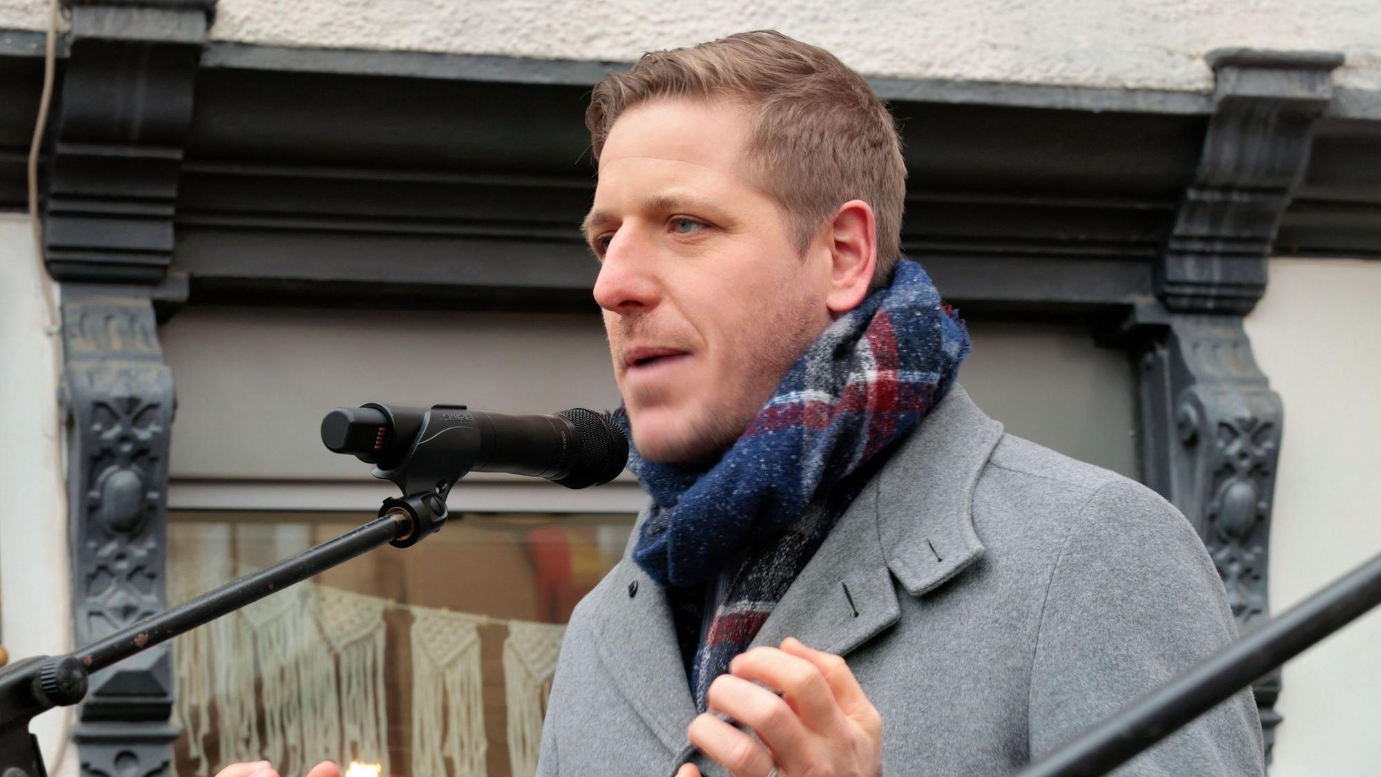 Der Euskirchener Landrat Markus Ramers spricht im Rahmen einer Kundgebung für Freiheit und Demokratie in ein Mikrofon.
