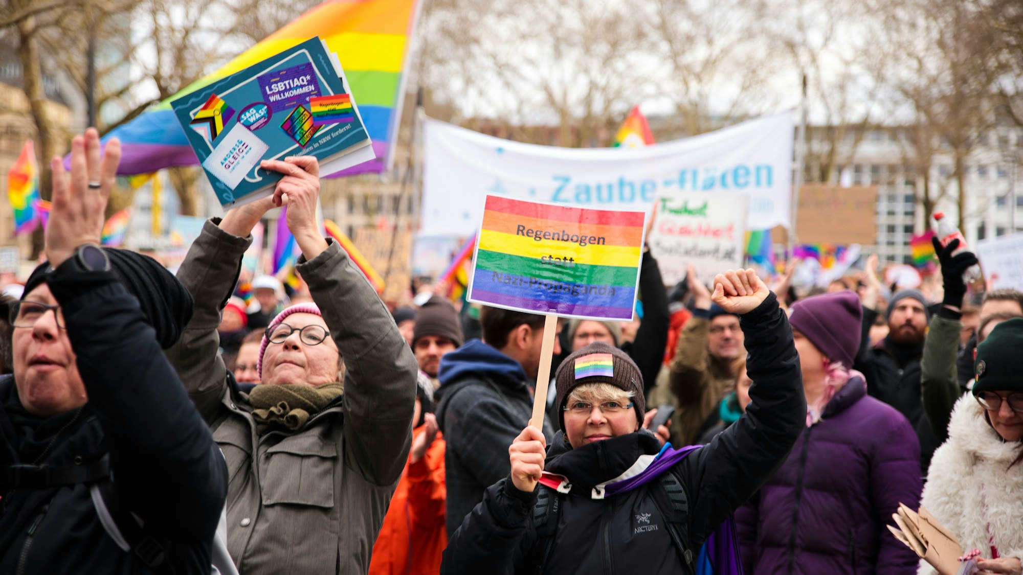 Tausende Kölnerinnen und Kölner versammeln sich auf dem Neumarkt, um für Vielfalt und gegen Hass zu demonstrieren.