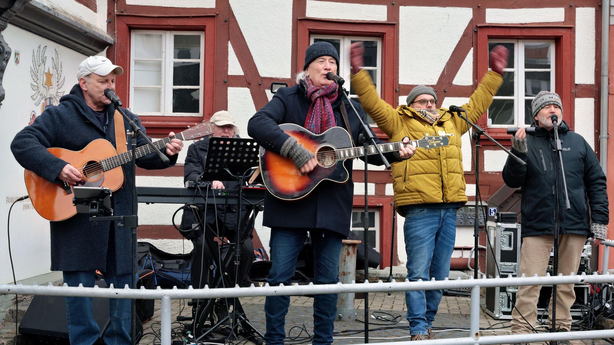 Vier Musiker, darunter Hannes Schöner, ehemaliges Mitglied der Kölner Band Höhner, spielen auf dem Alten Markt in Euskirchen.