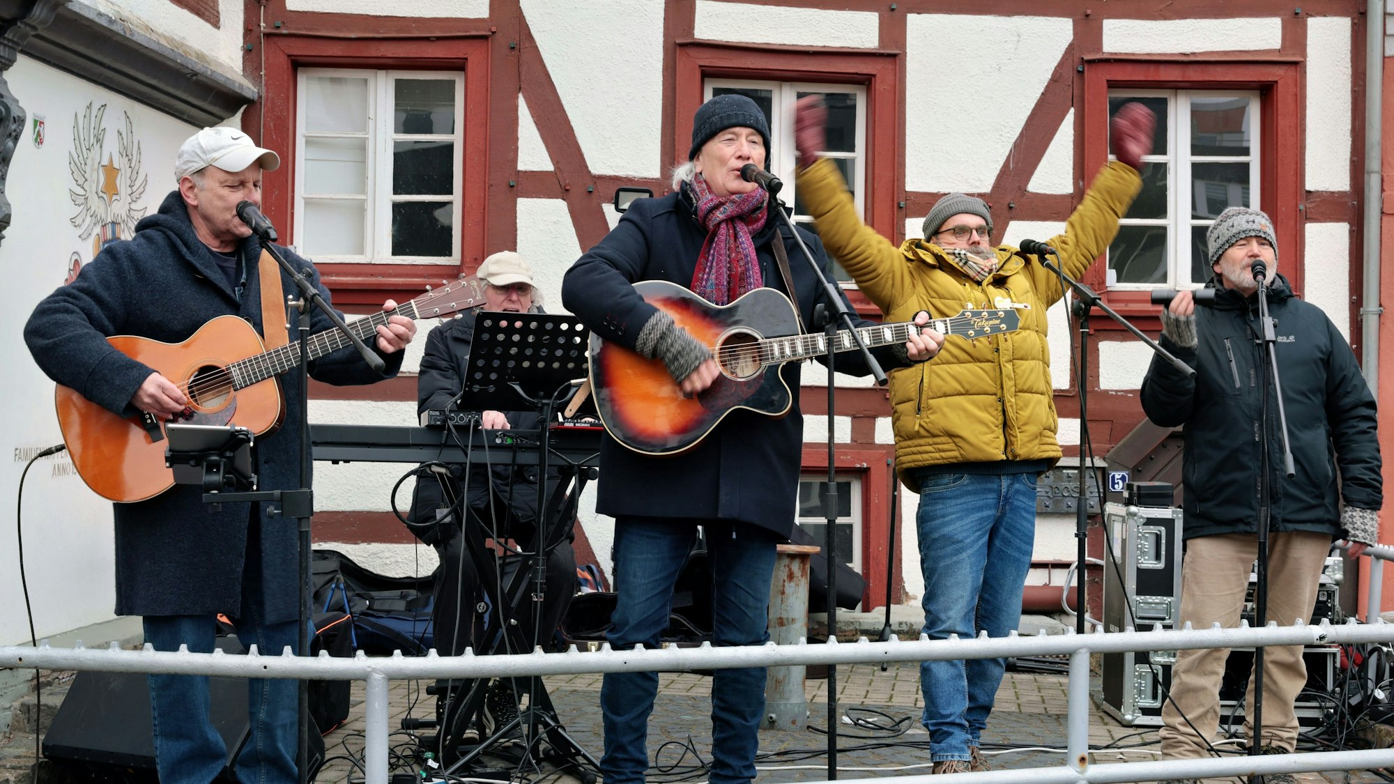 Vier Musiker, darunter Hannes Schöner, ehemaliges Mitglied der Kölner Band Höhner, spielen auf dem Alten Markt in Euskirchen.