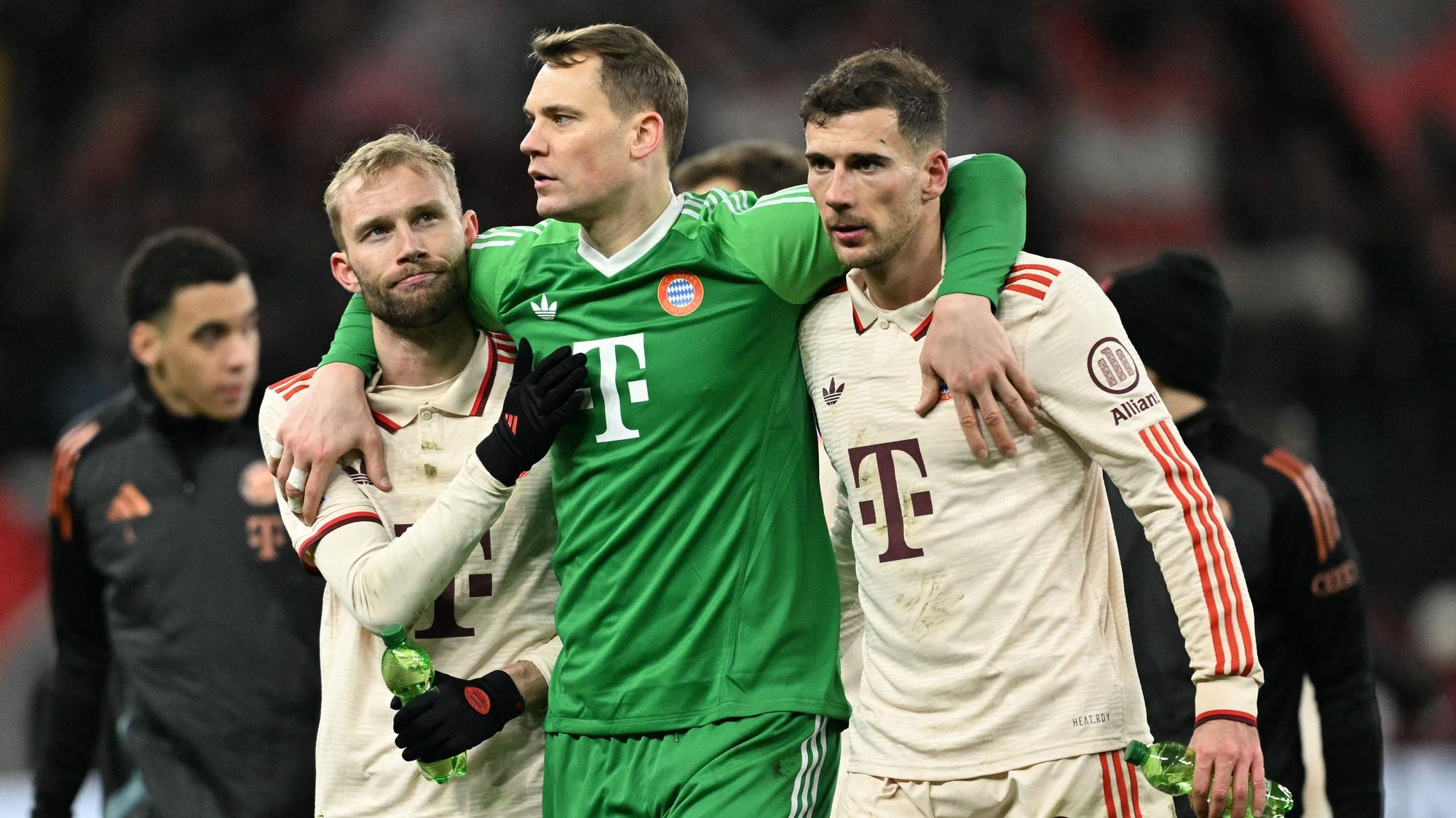 Nicht gut gespielt, aber gut verteidigt: Leon Goretzka, Manuel Neuer und Konrad Laimer (v.r.n.l) verlassen nach dem 0:0 zufrieden die BayArena.