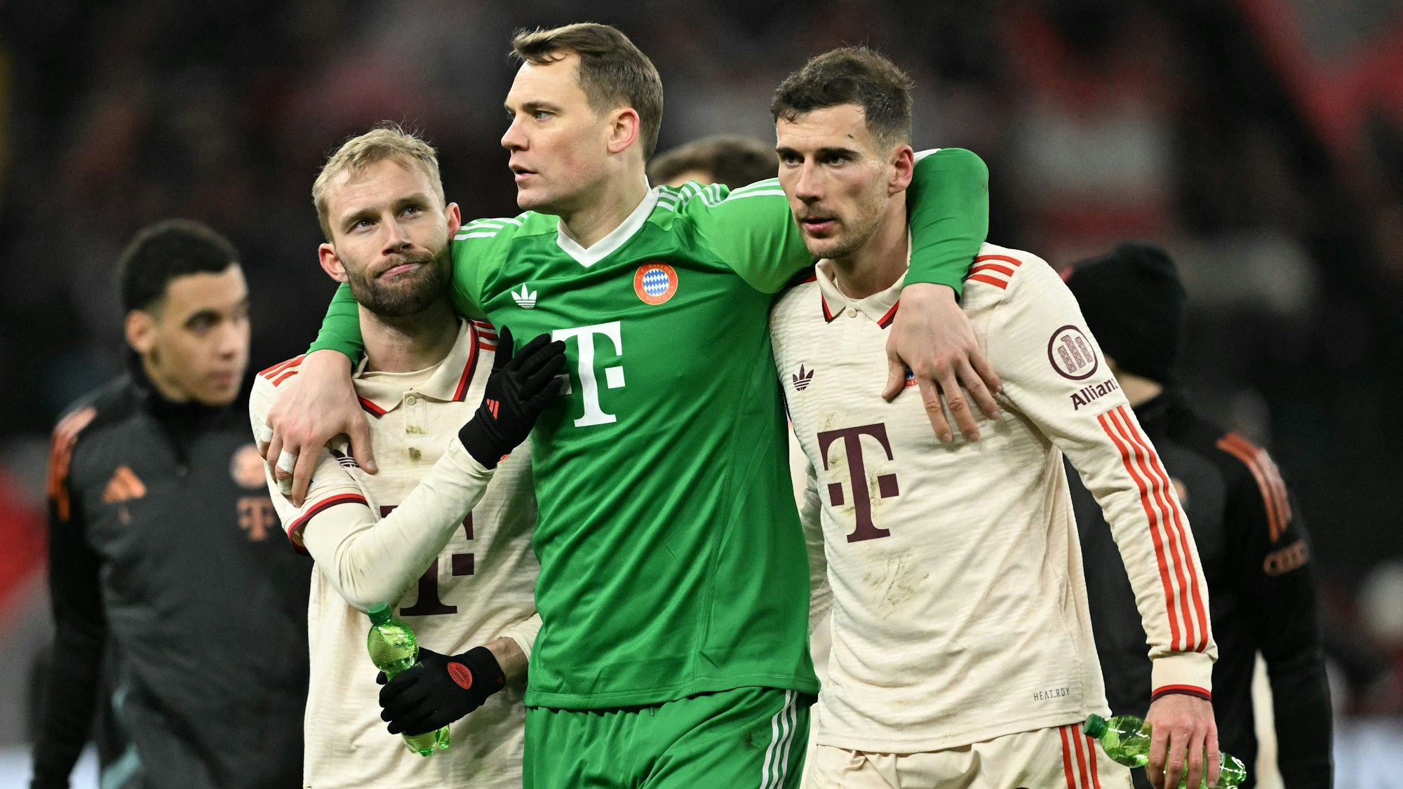 Nicht gut gespielt, aber gut verteidigt: Leon Goretzka, Manuel Neuer und Konrad Laimer (v.r.n.l) verlassen nach dem 0:0 zufrieden die BayArena.