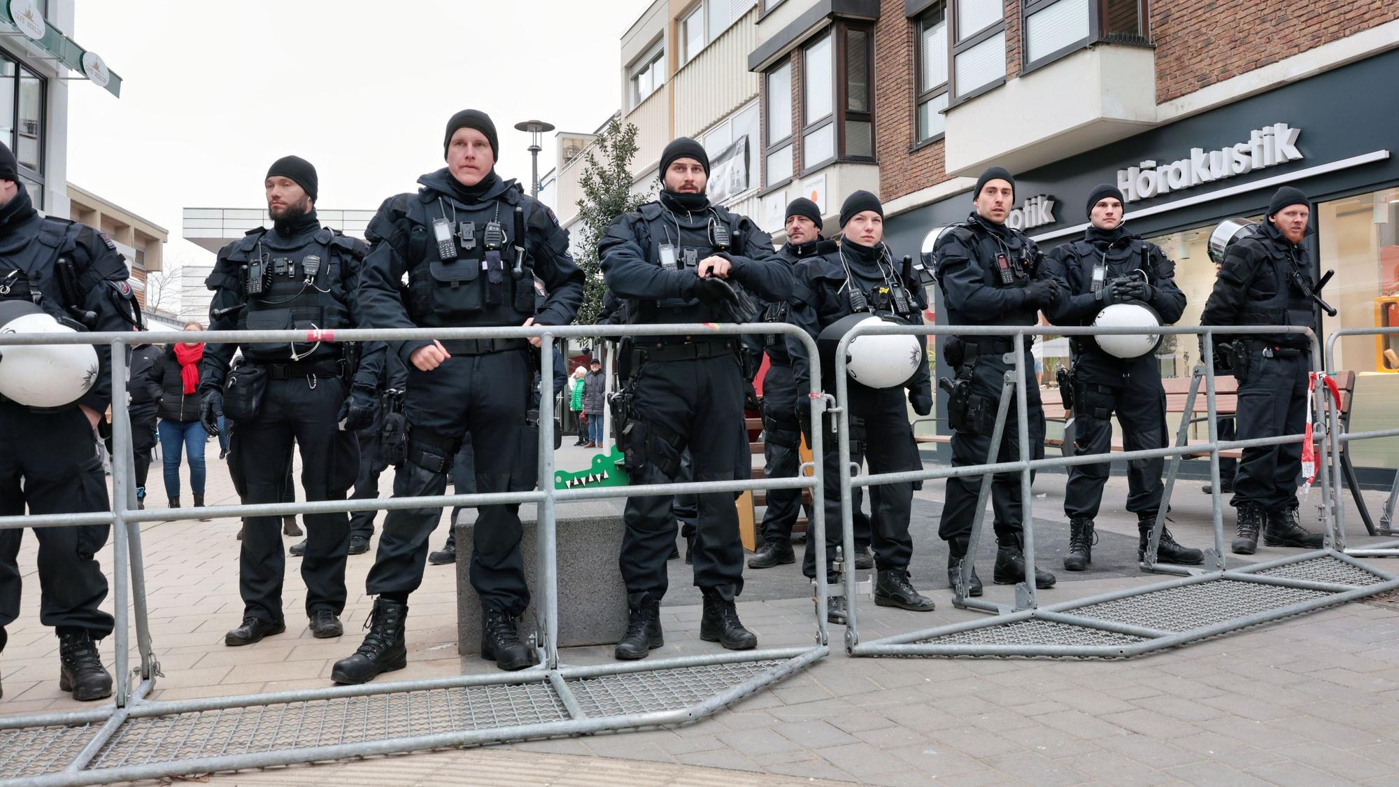 Zahlreiche Polizisten stehen in Euskirchen an einer Absperrung.