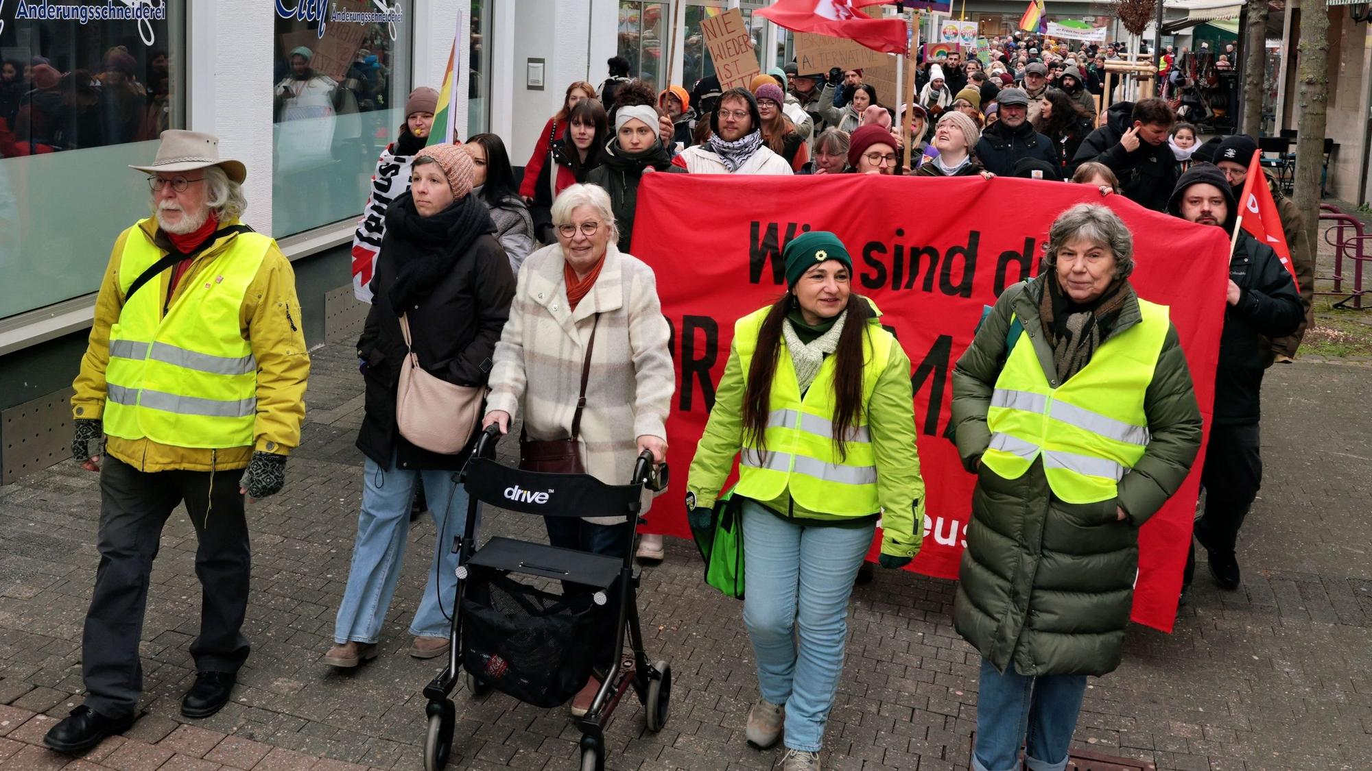 Ein Demonstrationszug mit insgesamt 550 Teilnehmern zieht durch Euskirchen.