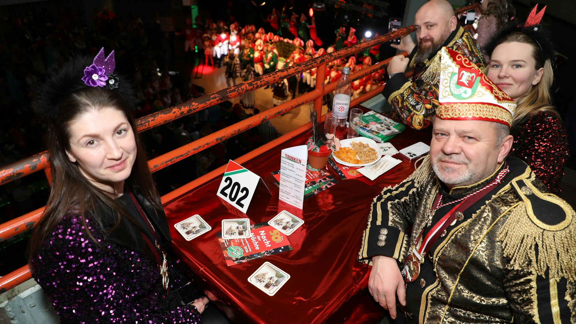 Butschas Bürgermeister Anatolii Fedoruk sitzt mit seiner ukrainischen Delegation auf einem Balkon bei der Kostümsitzung der KG Alt-Paffrath.