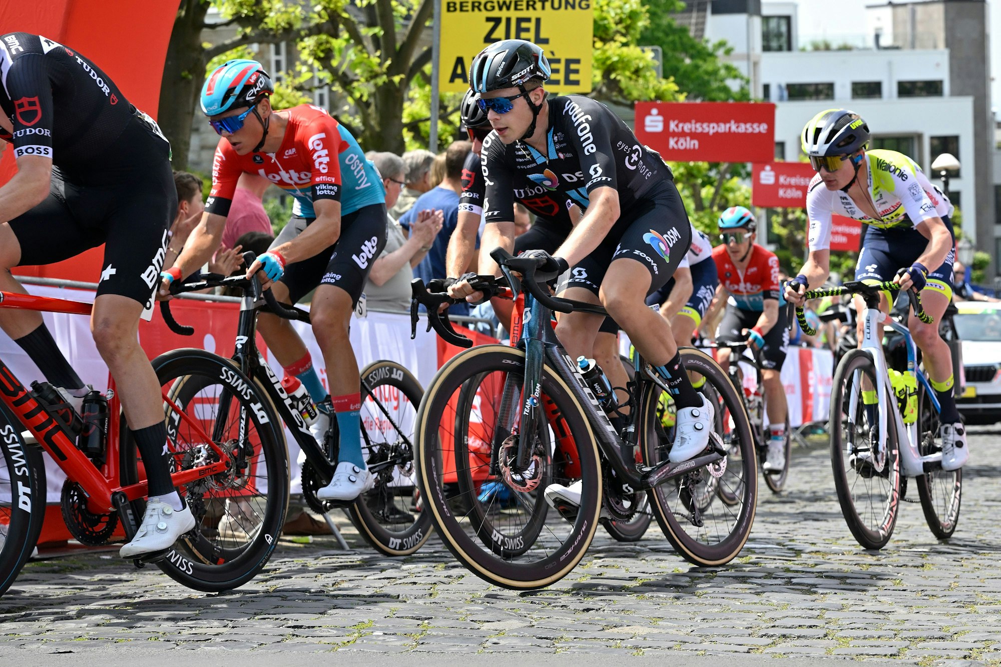 Das Foto zeigt eine Szene beim Radrennen in Bensberg