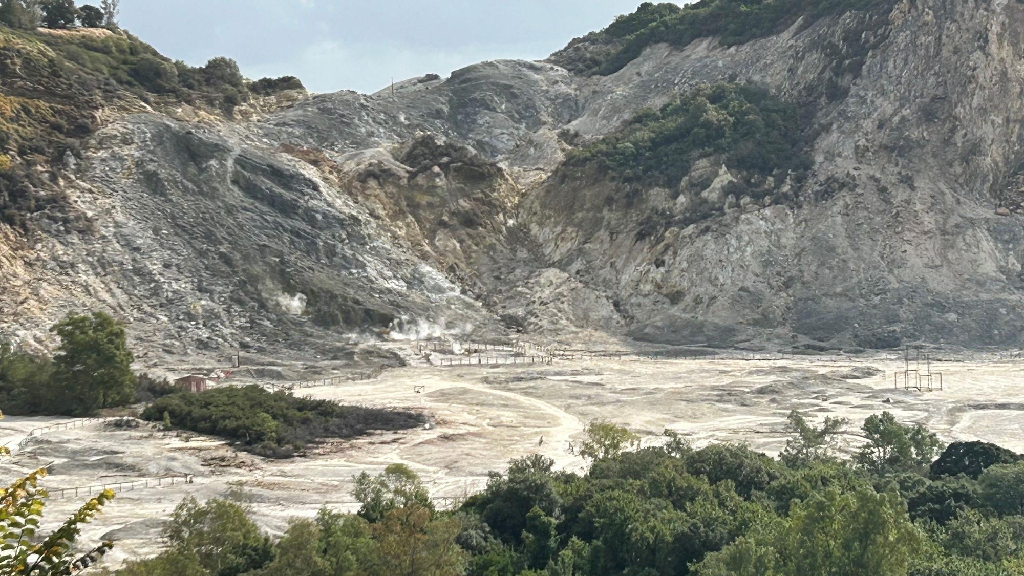Das Vulkanfeld Solfatara in der Kleinstadt Pozzuoli im Westen der italienischen Millionenmetropole Neapel. Das Gebiet gehört zum Supervulkan der Phlegräischen Felder. (Archivbild)