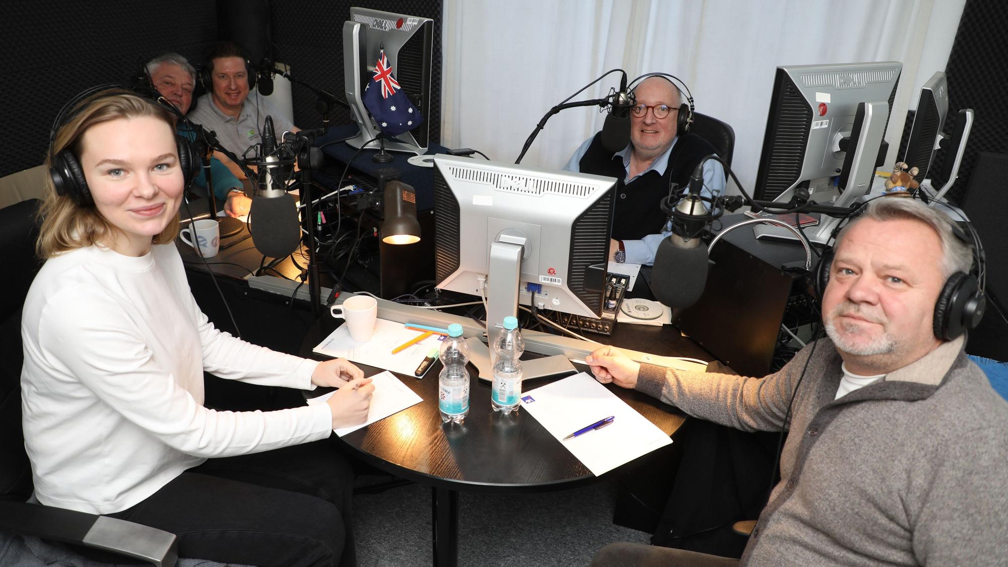 Butschas Bürgermeister Anatolii Fedoruk und seine Stellvertreterin Alina Saraniuk sitzen im Studio von City-Radio GL bei Moderator Martin Hardenacke.