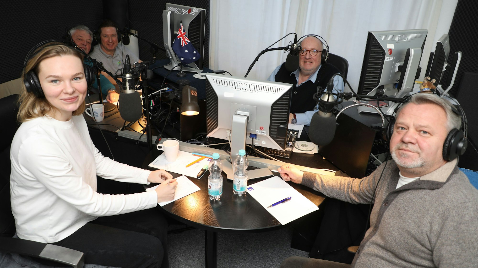 Butschas Bürgermeister Anatolii Fedoruk und seine Stellvertreterin Alina Saraniuk sitzen im Studio von City-Radio GL bei Moderator Martin Hardenacke.