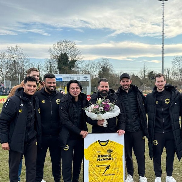 Mahmut Temür erhält ein Trikot mit dem Schriftzug "Danke Mahmut" und Unterschriften von den Vereinsverantwortlichen.