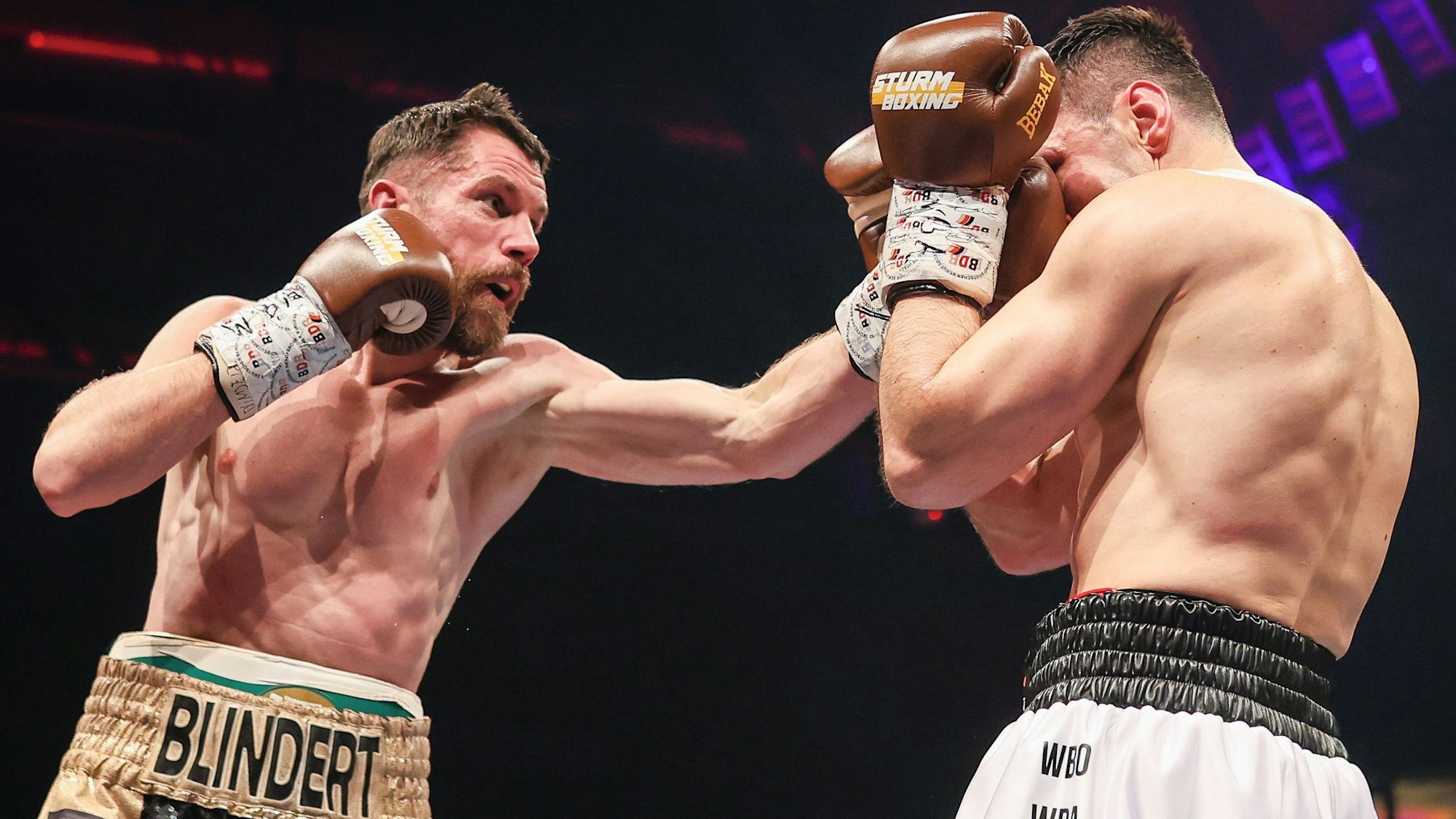Benny Blinderts Schlag geht durch die Deckung von Felix Sturm und landet im Gesicht des Ex-Weltmeisters.